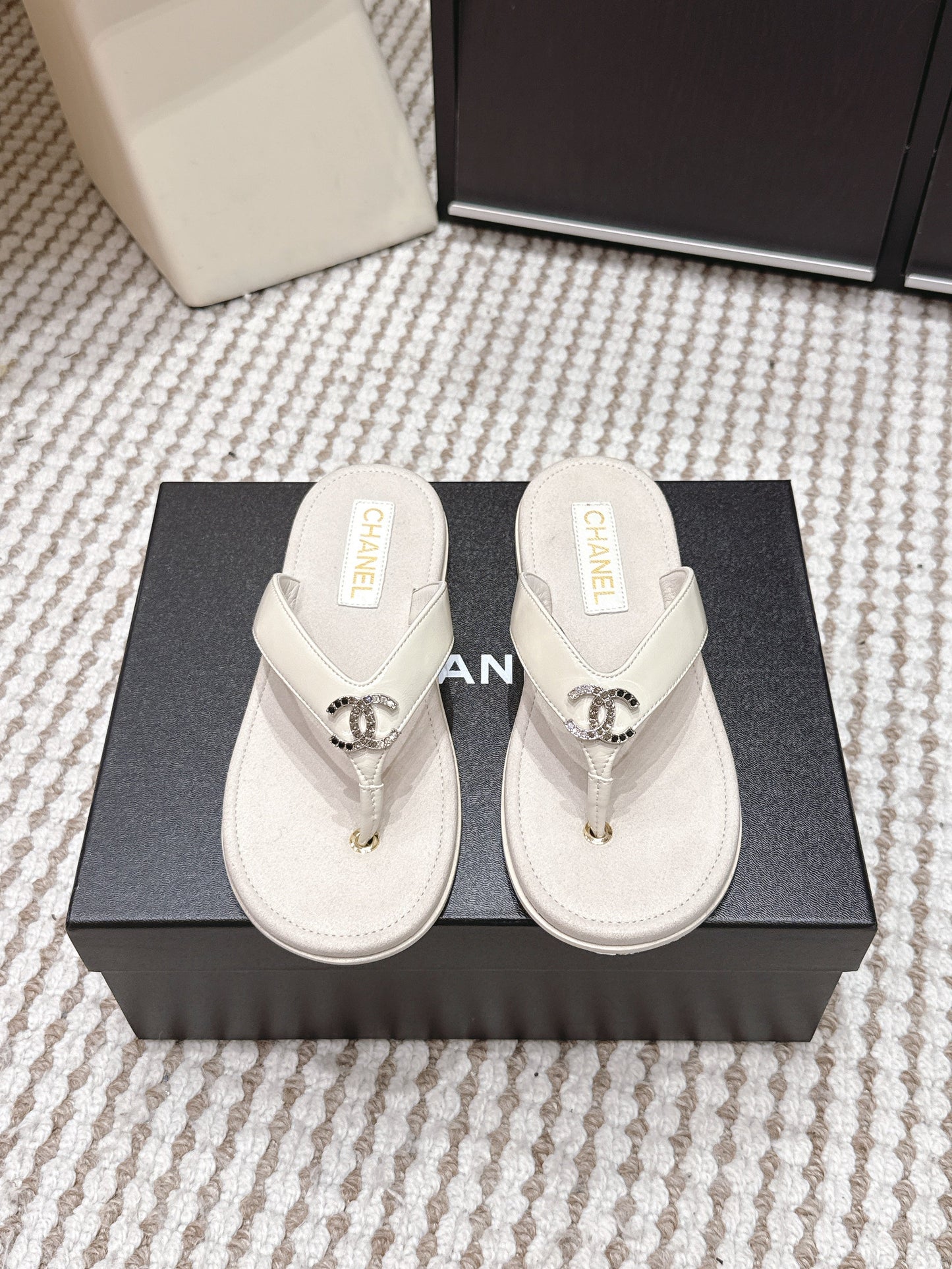 CC 26s Thong Sandals Light Beige Suede Sheepskin 632353