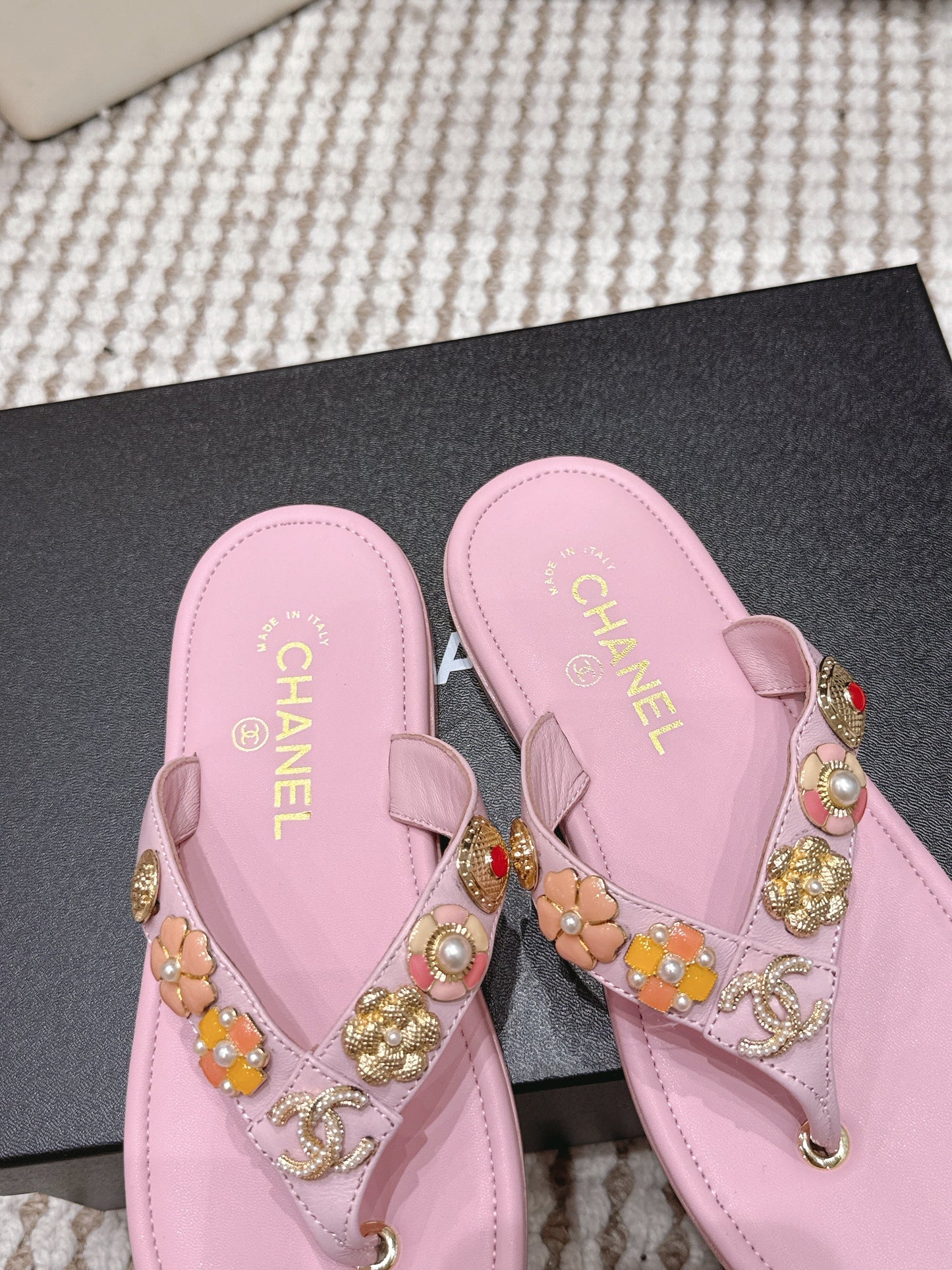 CC 26s Thong Sandals Pink Sheepskin Multicolor Charm 632362