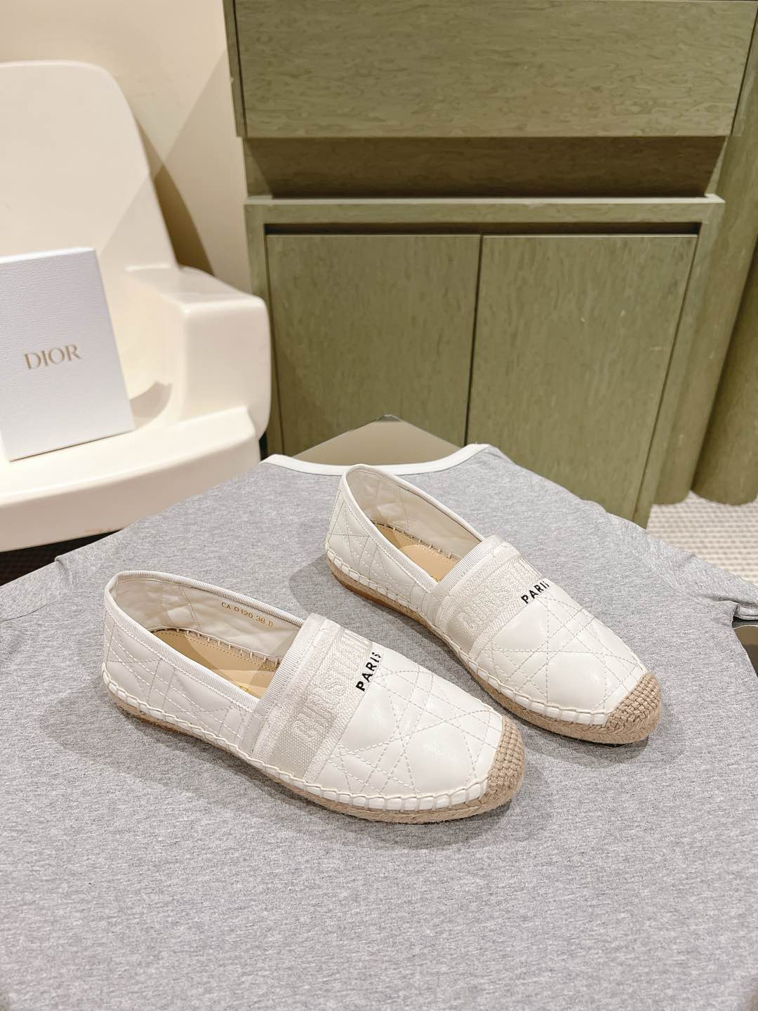 CD 26s Loafers Embroidery White Cowhide 653264