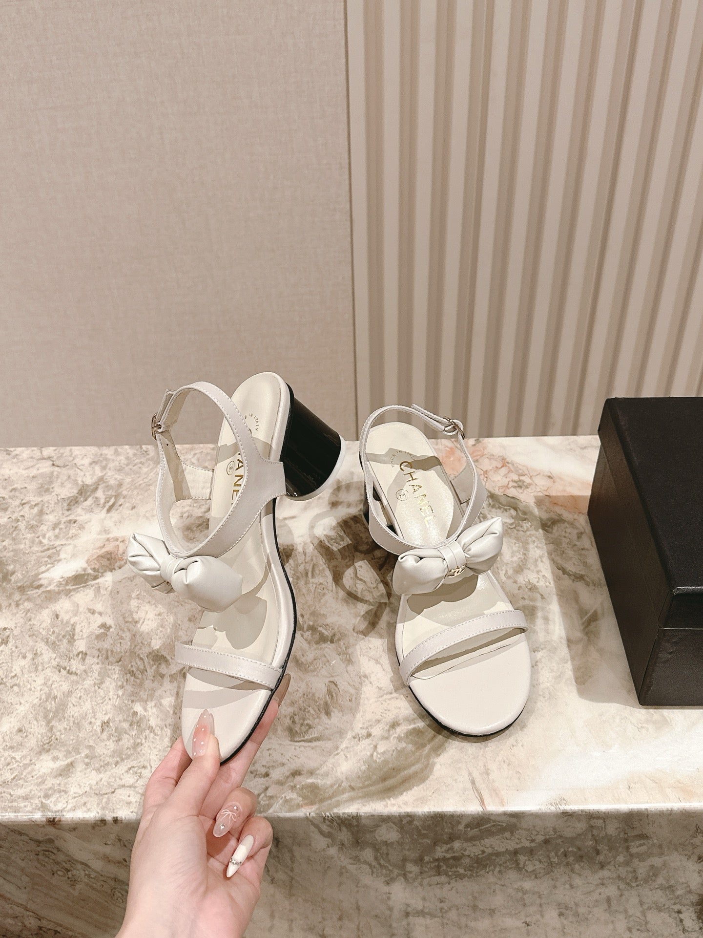 CC 26s Bow Sandals 55 White Cowhide 658465