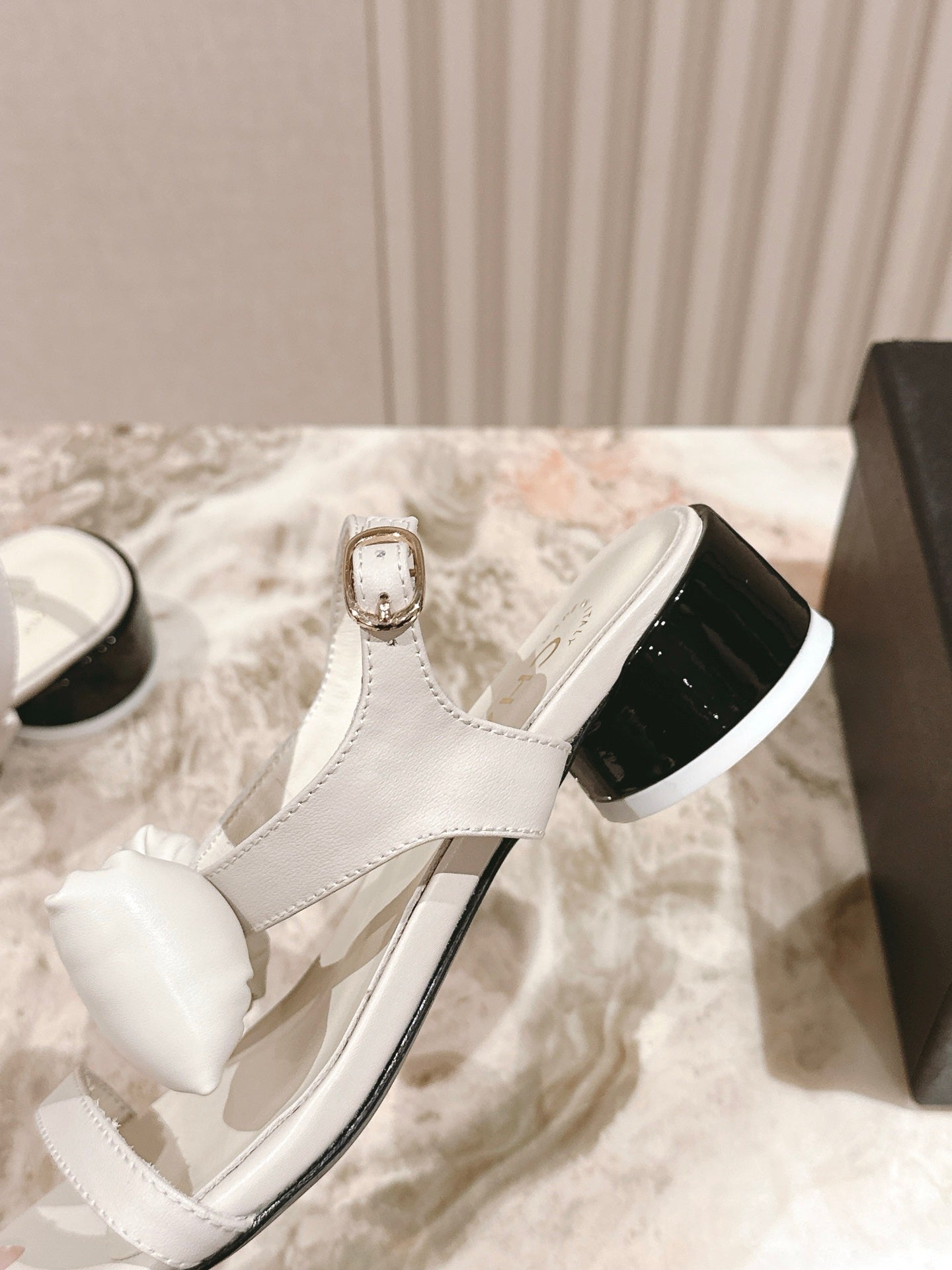 CC 26s Bow Sandals White Cowhide 658468