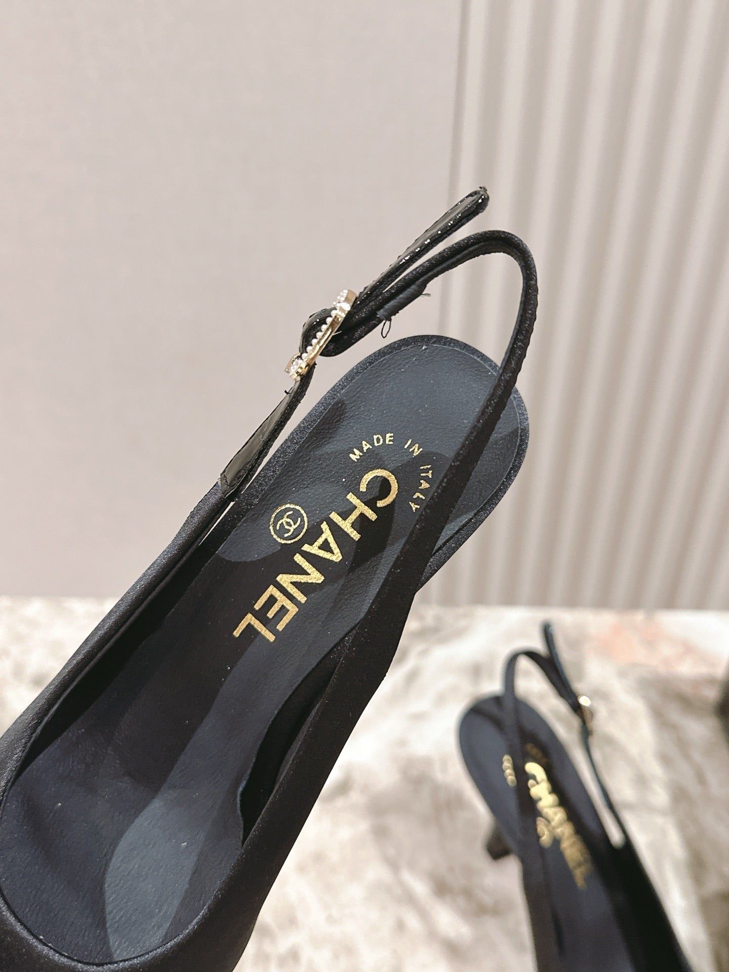 CC 26s Slingback 85 Black Satin Sheepskin 658480