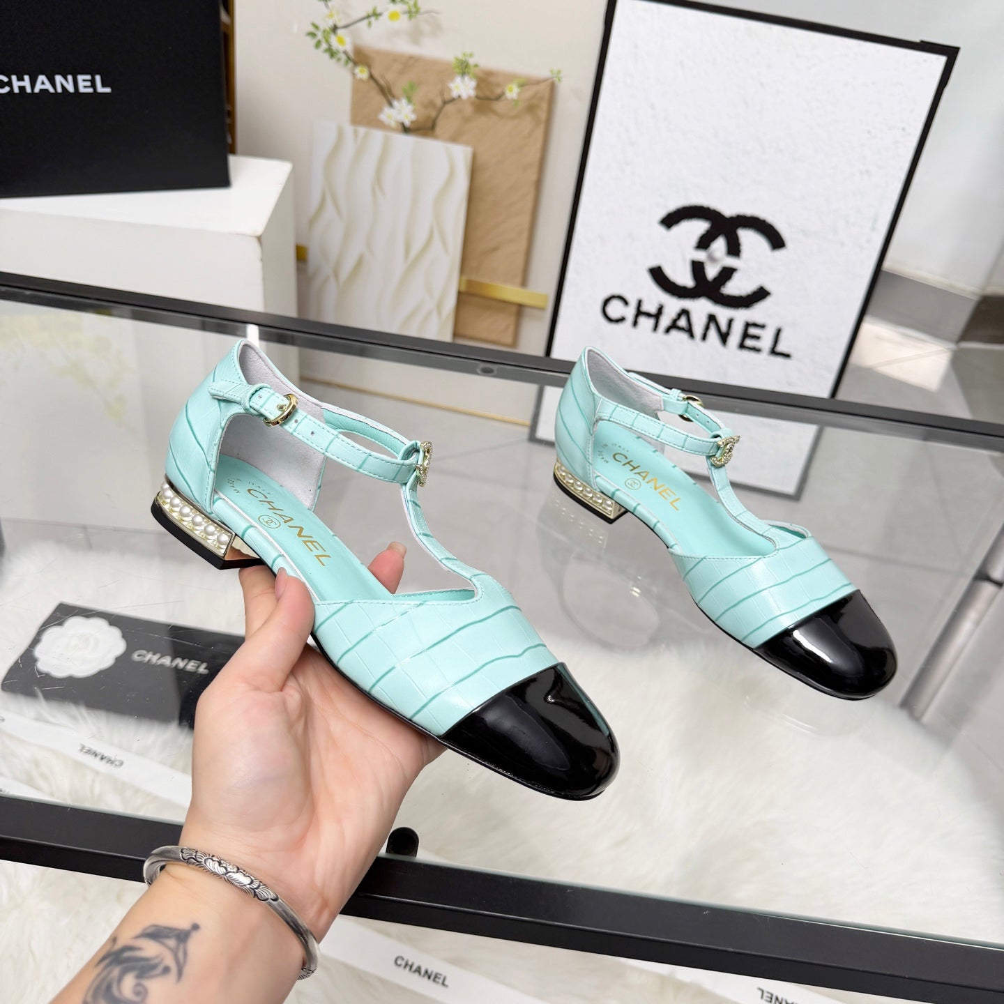 CC 26s Flat Sandals Light Turquoise Cowhide Patent Leather 183570