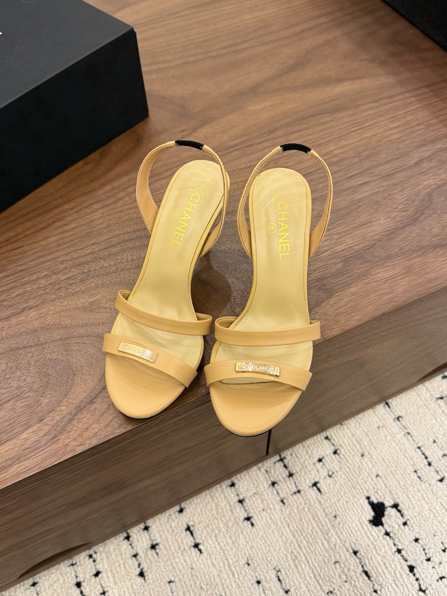 CC 26s Sandals 80 Beige Sheepskin 183529
