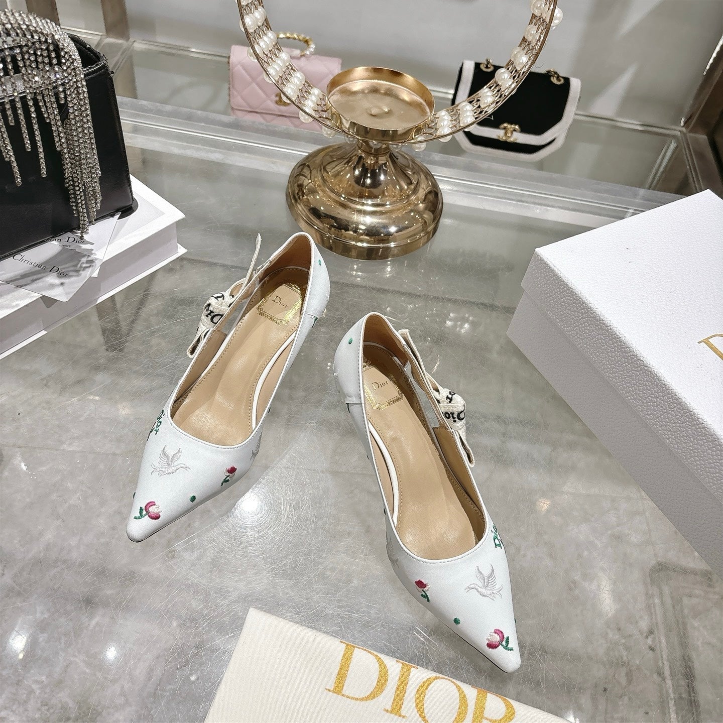 CD 26 High Heel Pump Flower 45 White Sheepskin Ribbon 679716