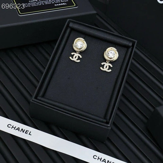 PENDANT EARRINGS IN GOLD METAL WHITE CRYSTAL TWISTED RIBBED DOUBLE C