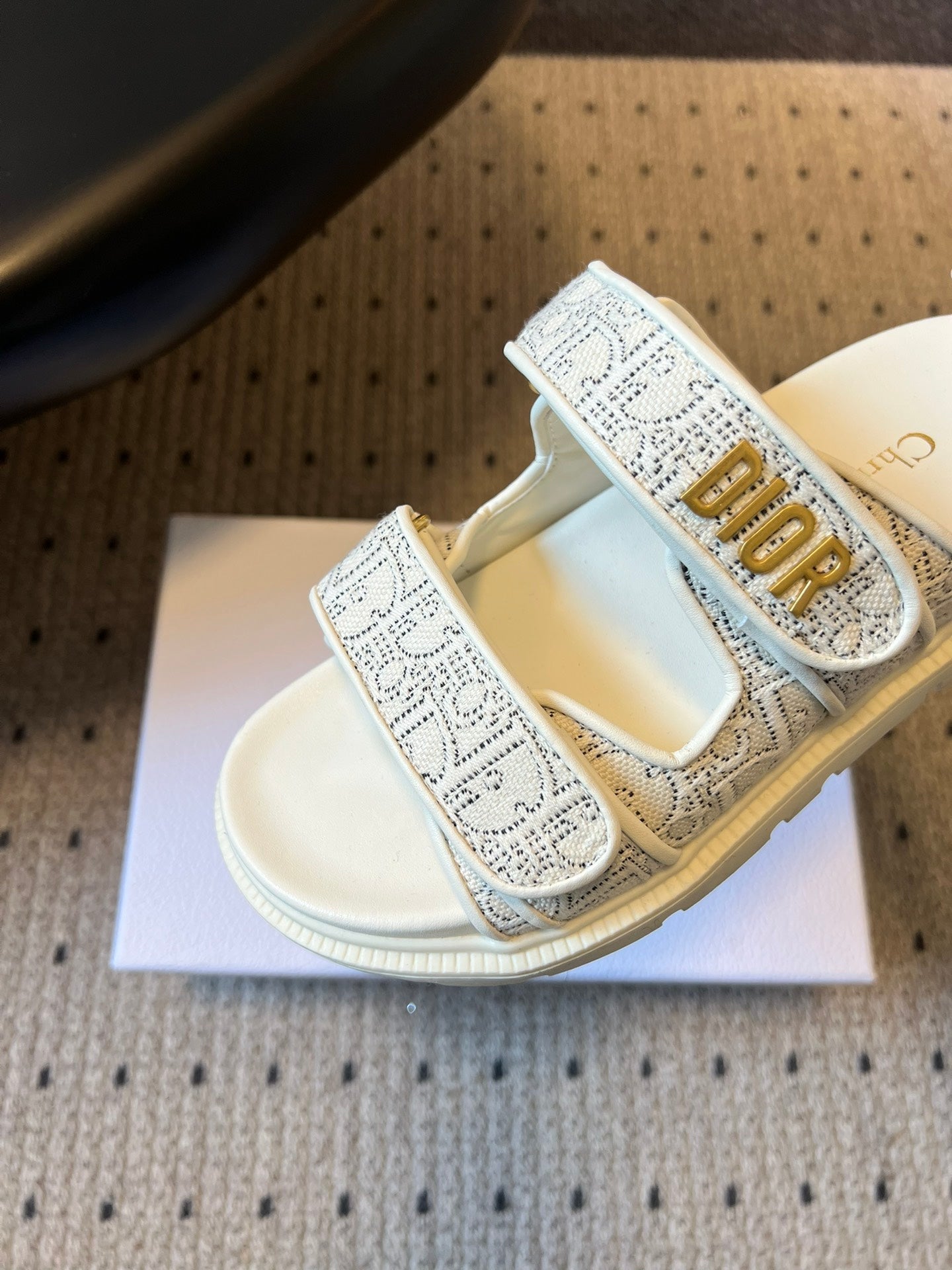CD 26 Flat Slippers White Beige Sheepskin Embroidered Fabric 621803