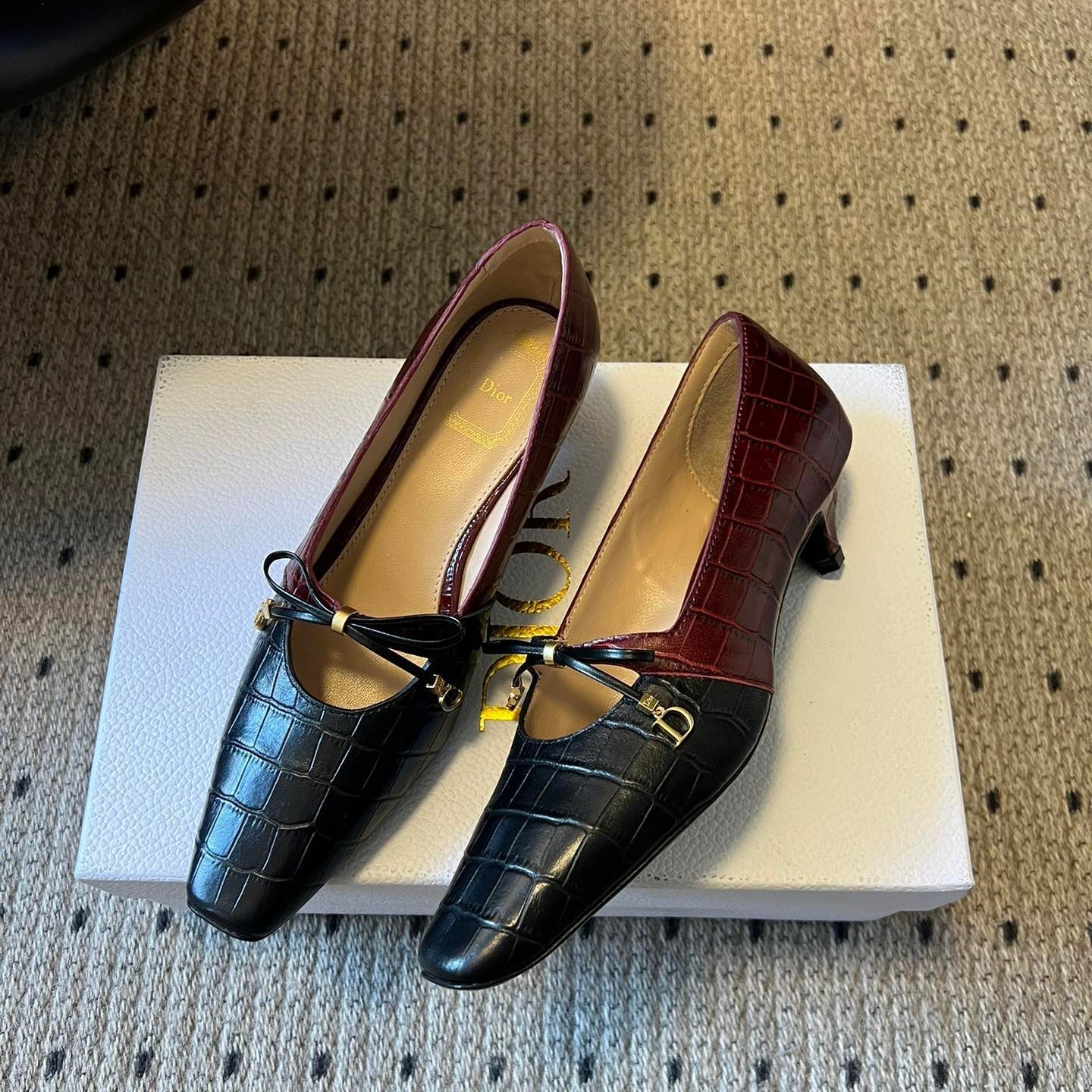 CD 26s Low Heel Pump 30 Black Burgundy Cowhide 651160