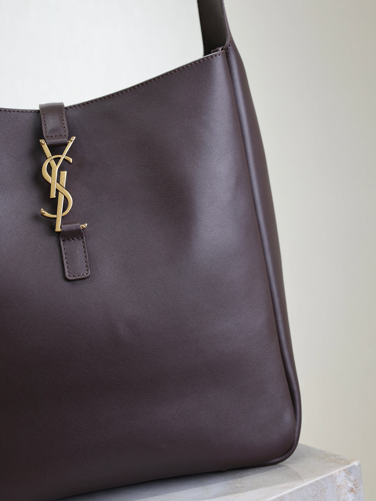 LE 5 À 7 LARGE BAG 31 IN COFFEE LAMBSKIN