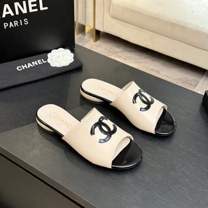 Chanel 2026 Flat Sandals with Diamond Pattern and Double C Logo Sheepskin 672907