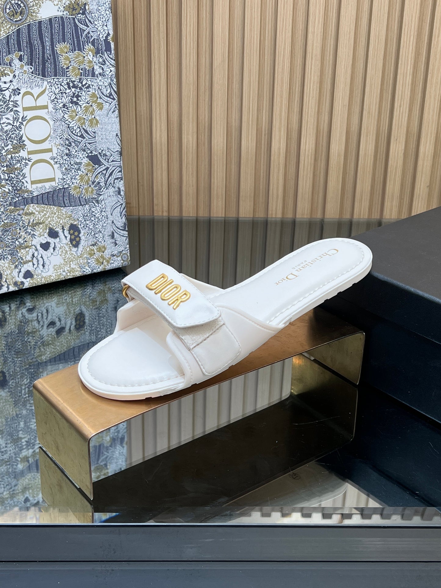 CD 26s Beach Sandals White Sheepskin 665320