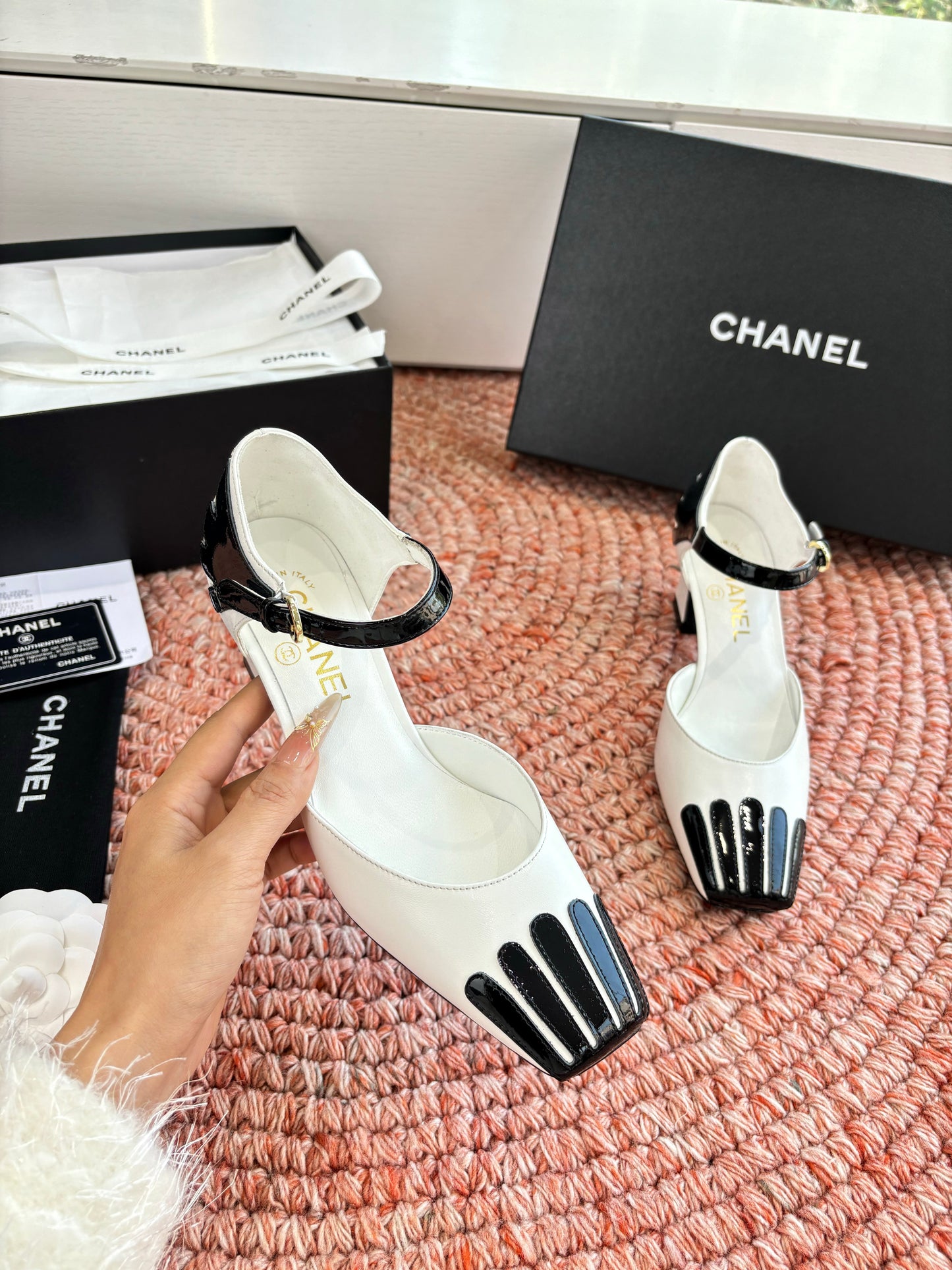 CC 26s Mary Jane Sandals White Black Sheepskin 648192