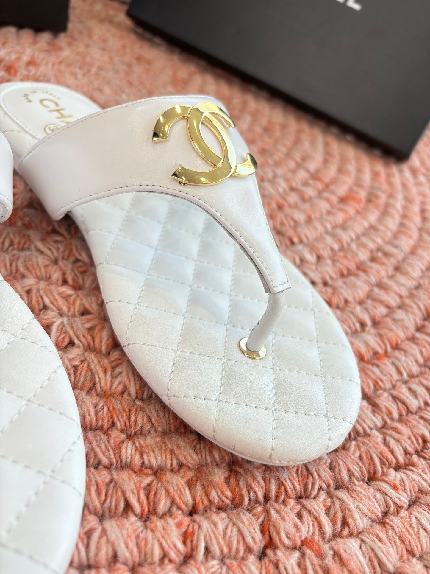 CC 26s Thong Sandals White Sheepskin 648258