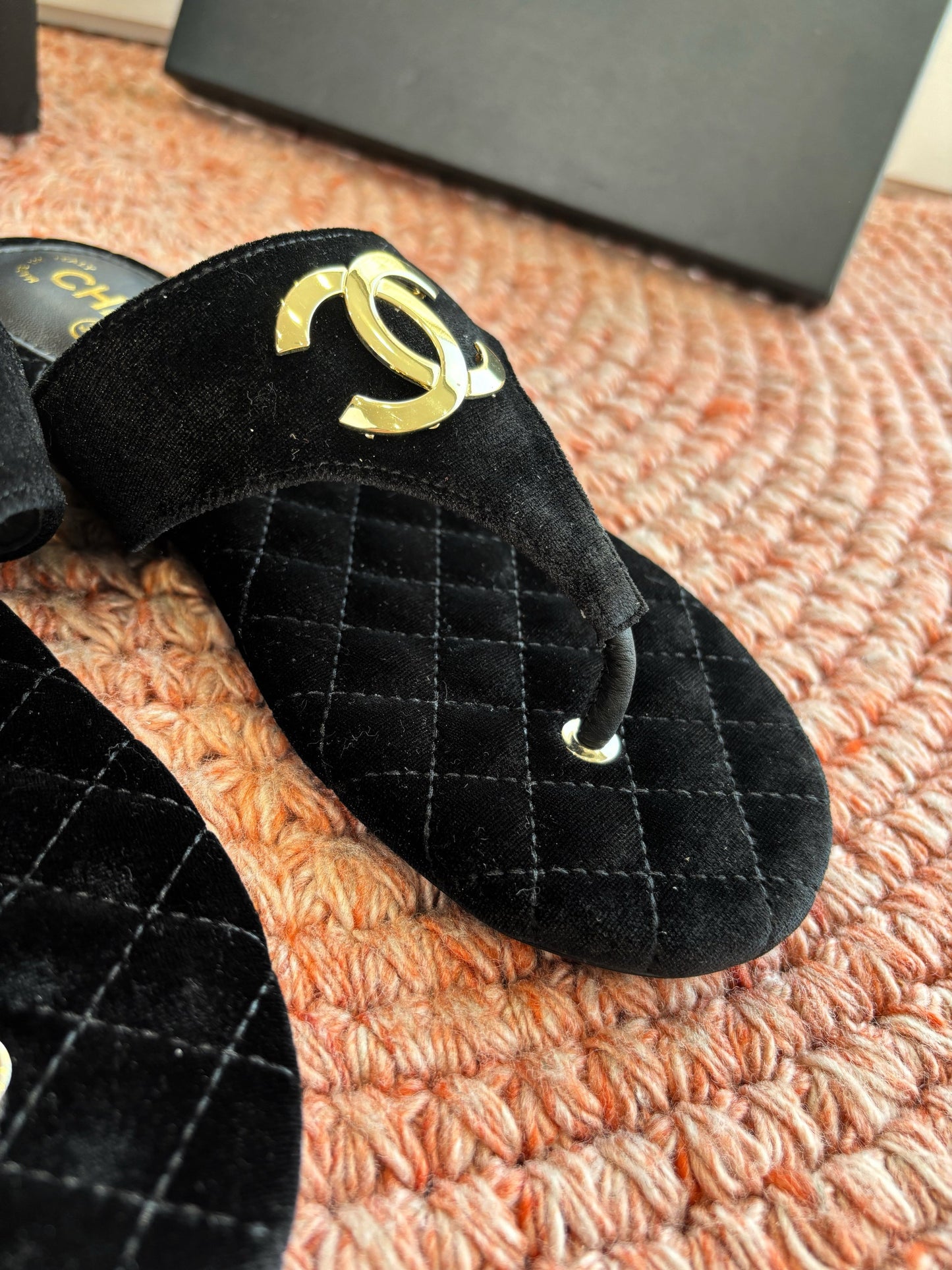 CC 26s Thong Sandals Black Suede Leather 648262
