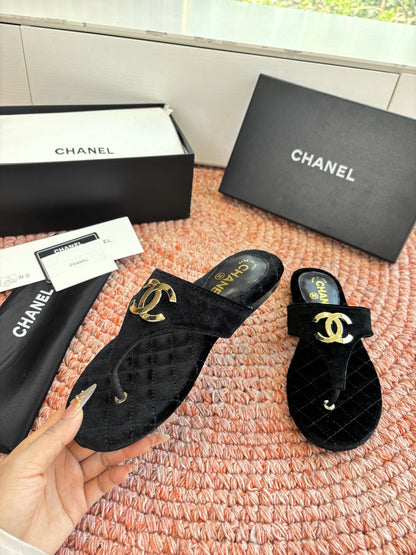 CC 26s Thong Sandals Black Suede Leather 648262