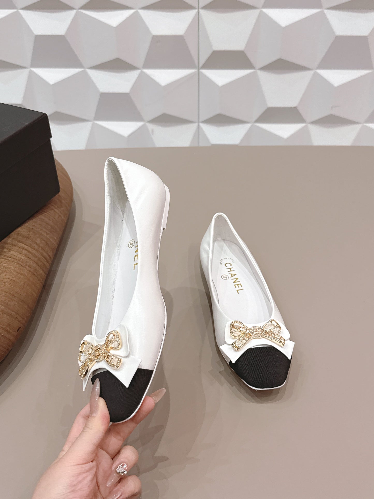 CC 26s Ballet Flats White Black Sheepskin 650291