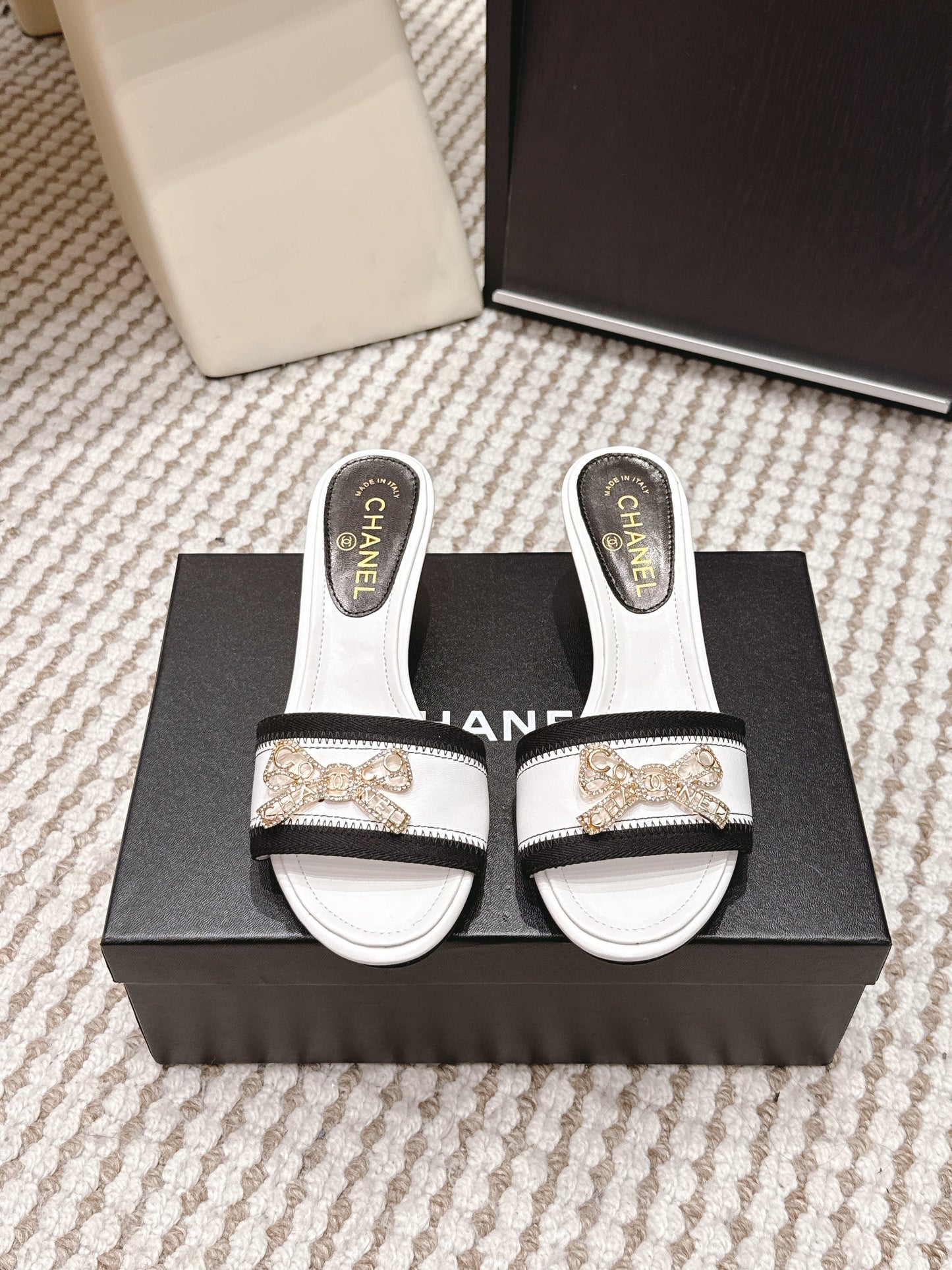 CC 26s Stiletto Sandals 55 White Black Leather 652572