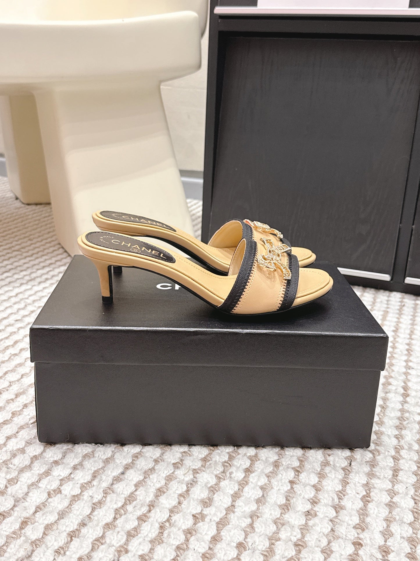 CC 26s Stiletto Sandals 55 Beige Black Leather 652574