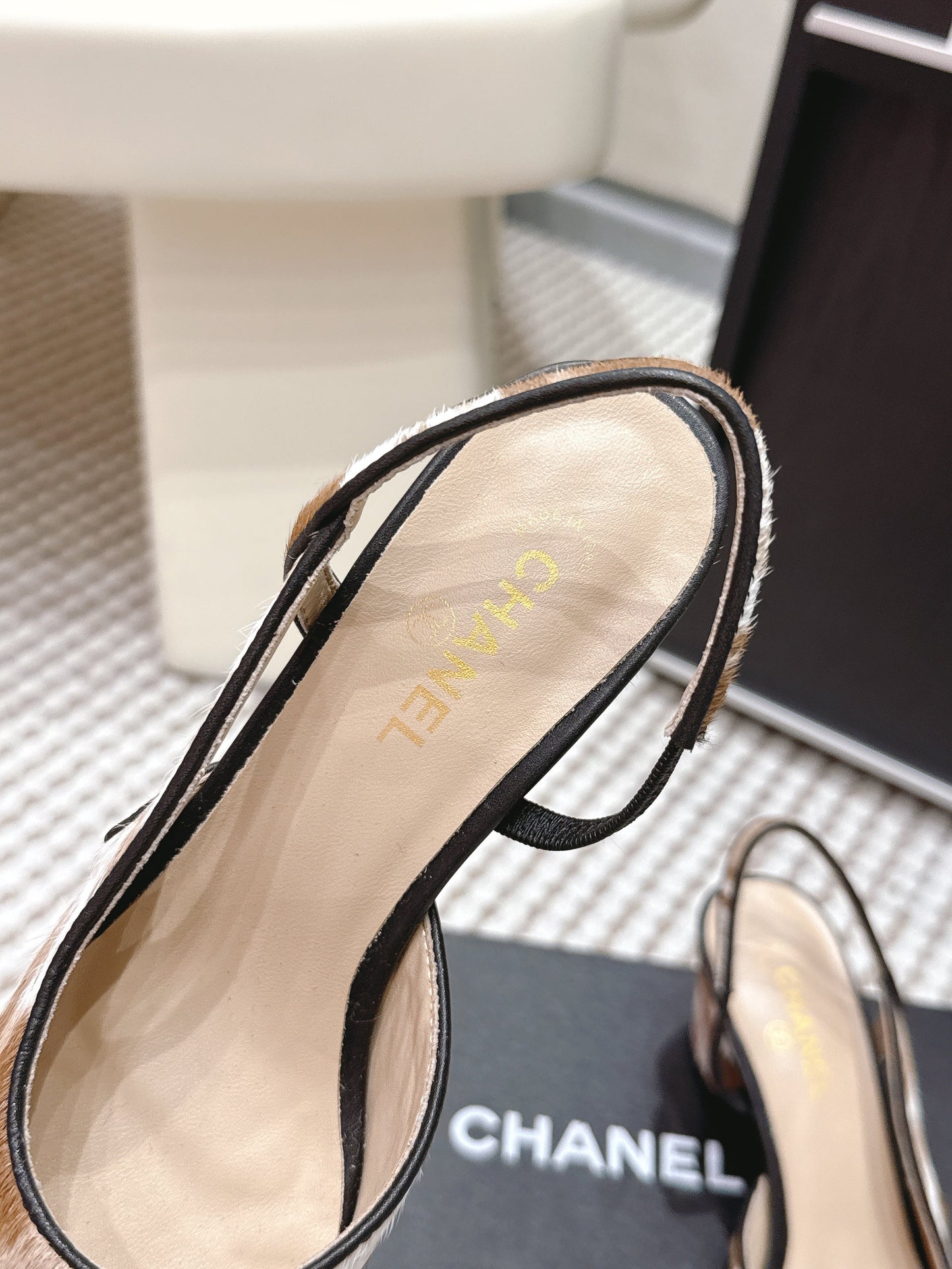 CC 26s Slingback 65 Beige White Leopard Leather 652655