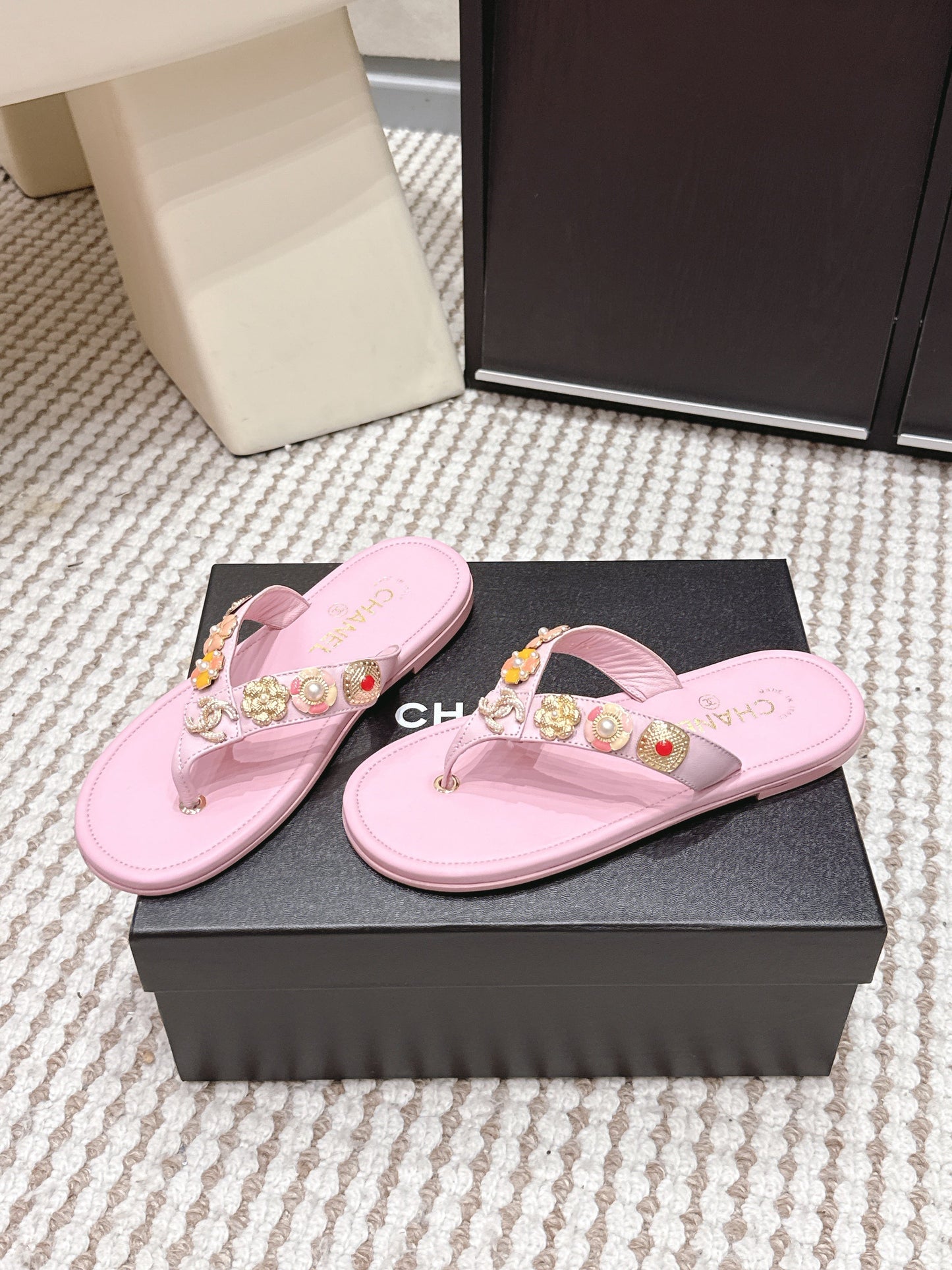 CC 26s Thong Sandals Pink Sheepskin Multicolor Charm 632362