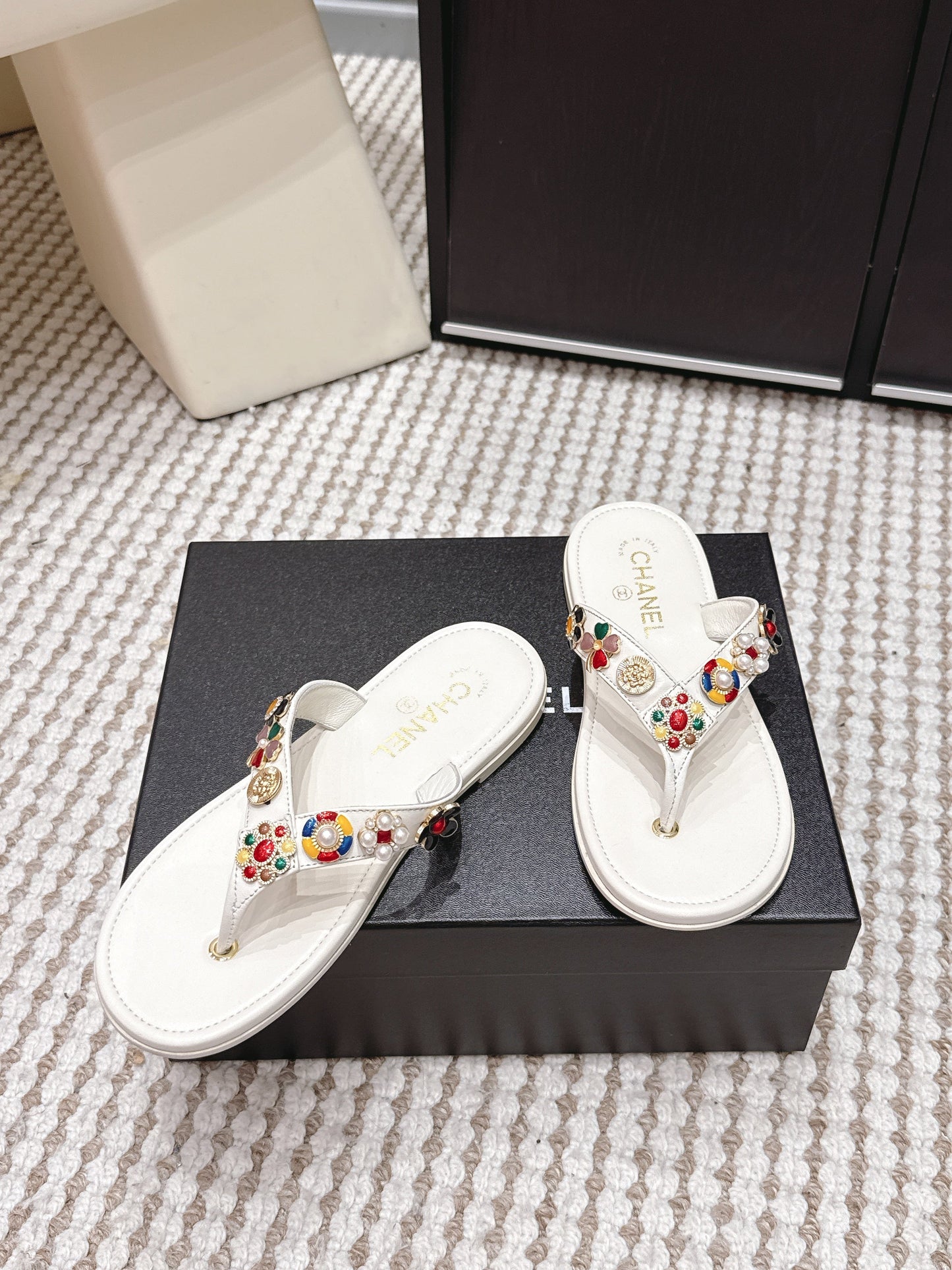 CC 26s Thong Sandals White Sheepskin Multicolor Charm 632363
