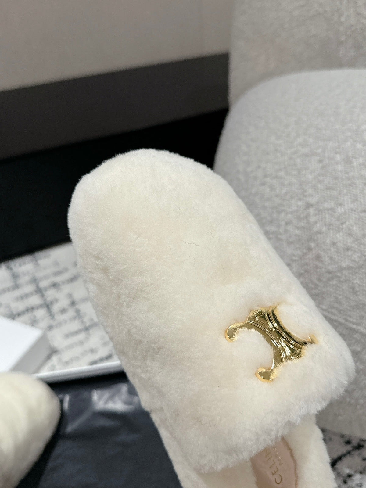SLIPPER IN WHITE SHEARLING