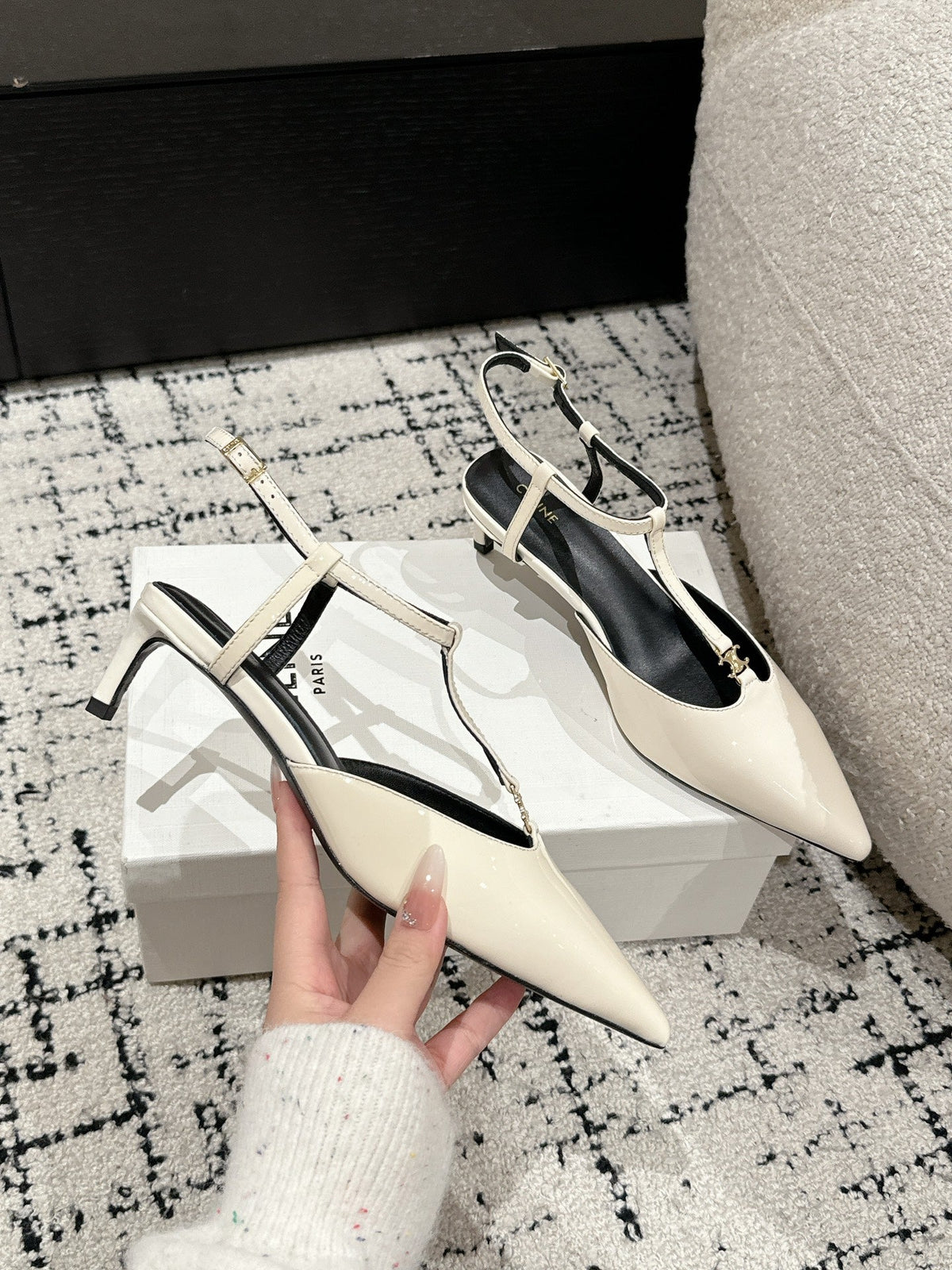 KITTEN T-BAR STRAP PUMP 5 CM IN WHITE PATENT CALFSKIN