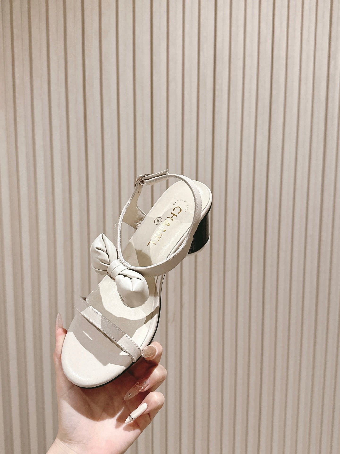 CC 26s Bow Sandals 55 White Cowhide 658465