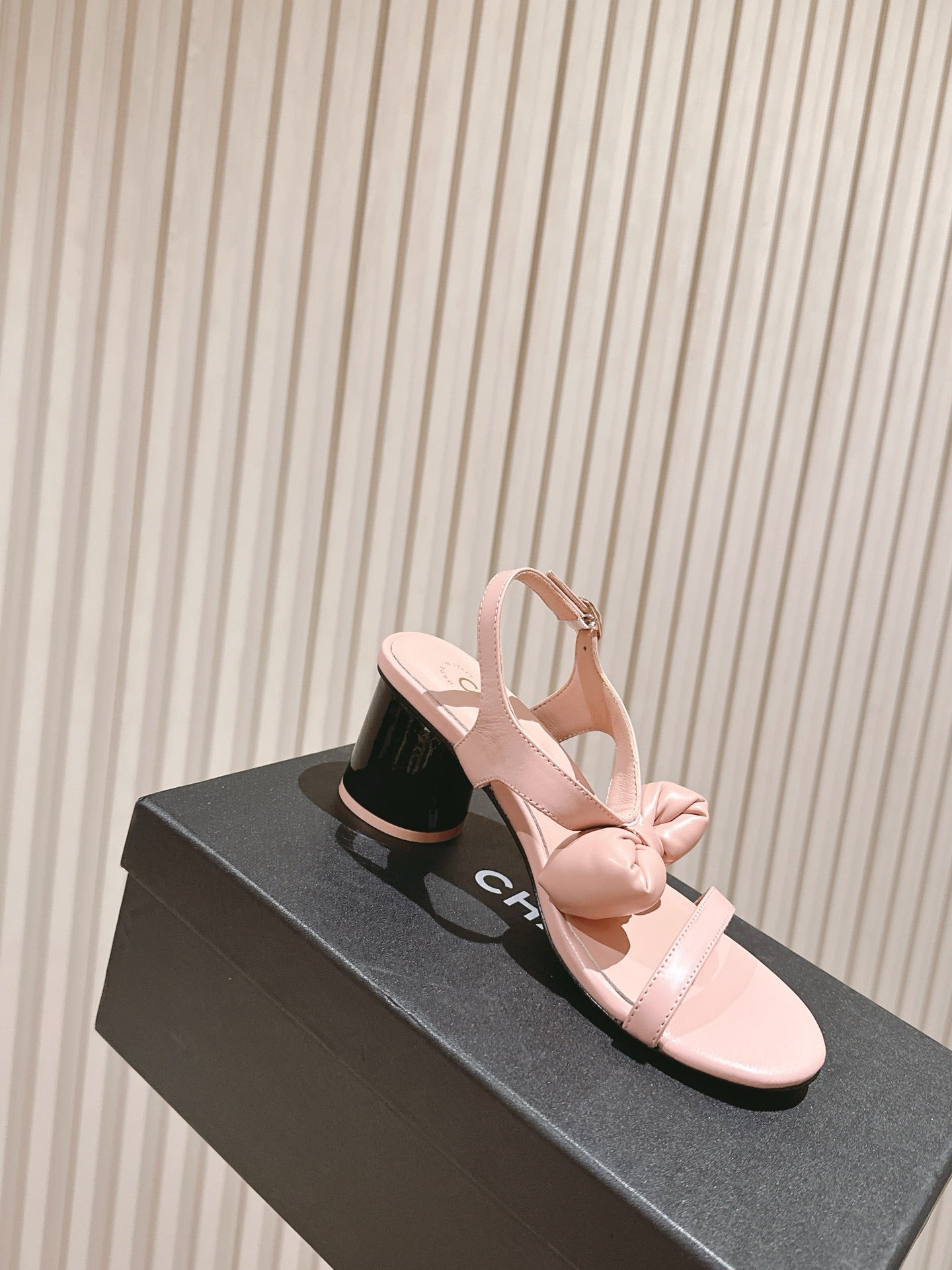 CC 26s Bow Sandals 55 Pink Cowhide 658466
