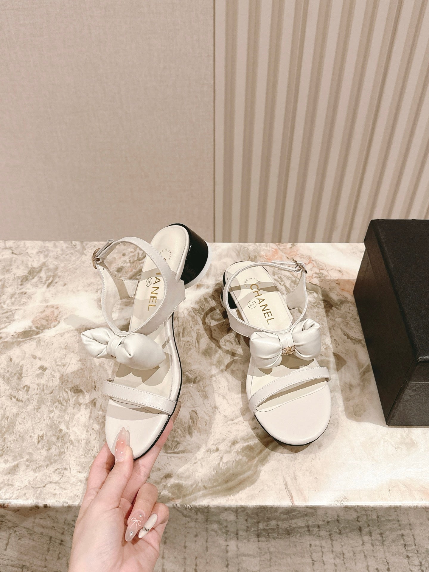 CC 26s Bow Sandals White Cowhide 658468