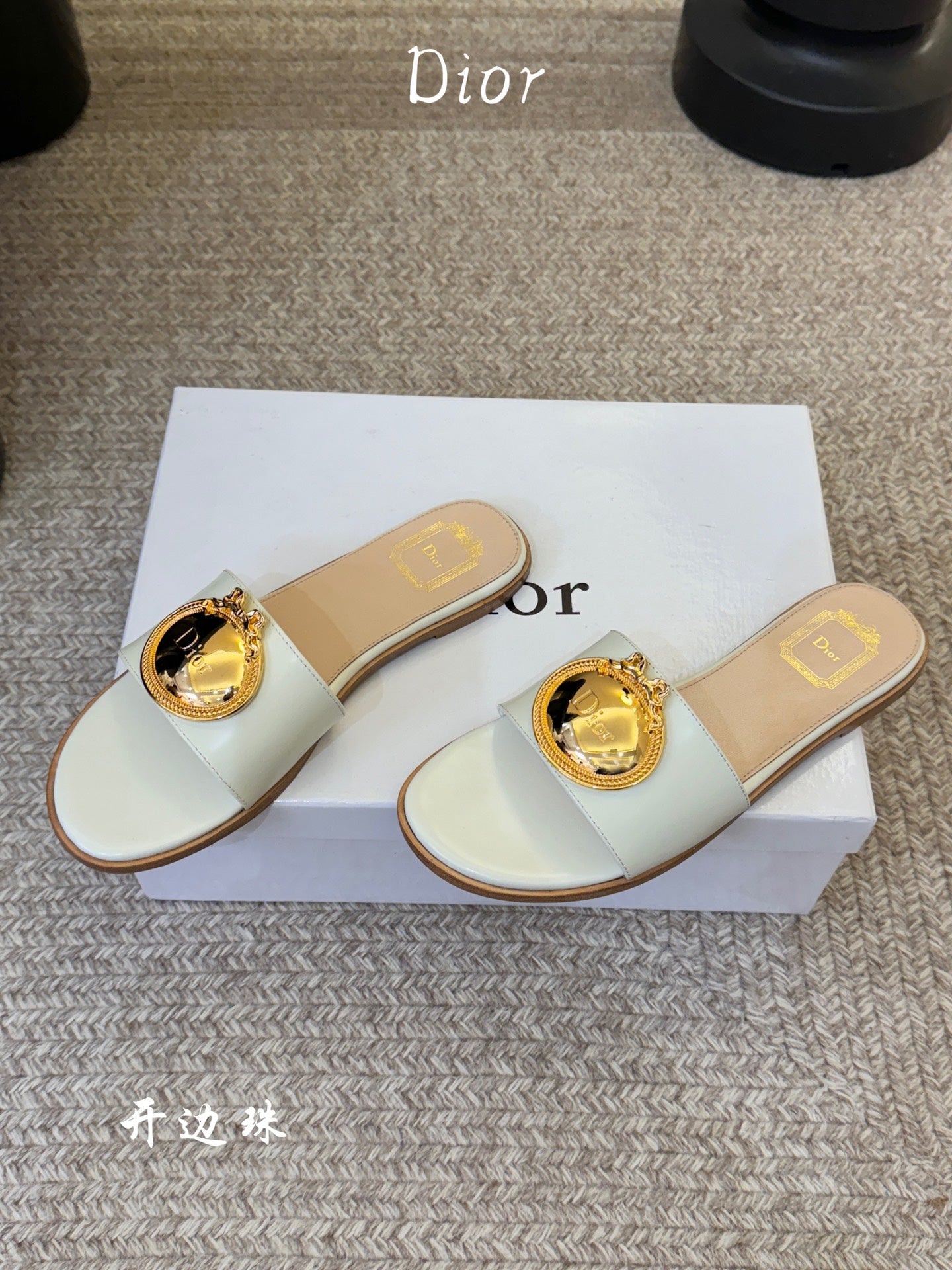 CD 26A Slippers Cannage Embroidered Cowhide Gold Logo