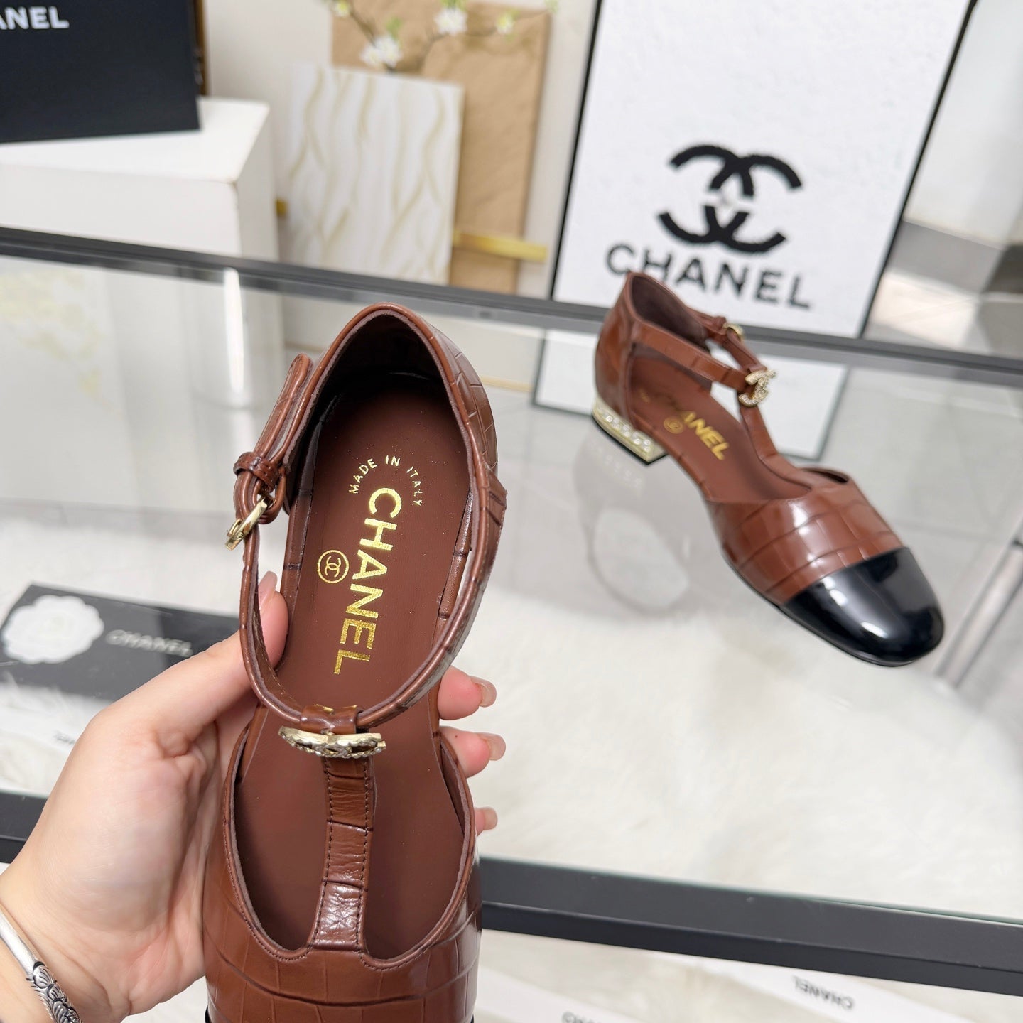 CC 26s Flat Sandals Brown Black Cowhide Patent Leather 183572