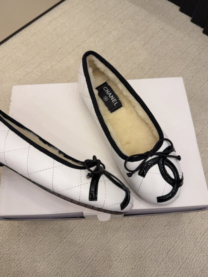 CC 26 Shearling Ballet Flat White Beige Cowhide Wool 588919