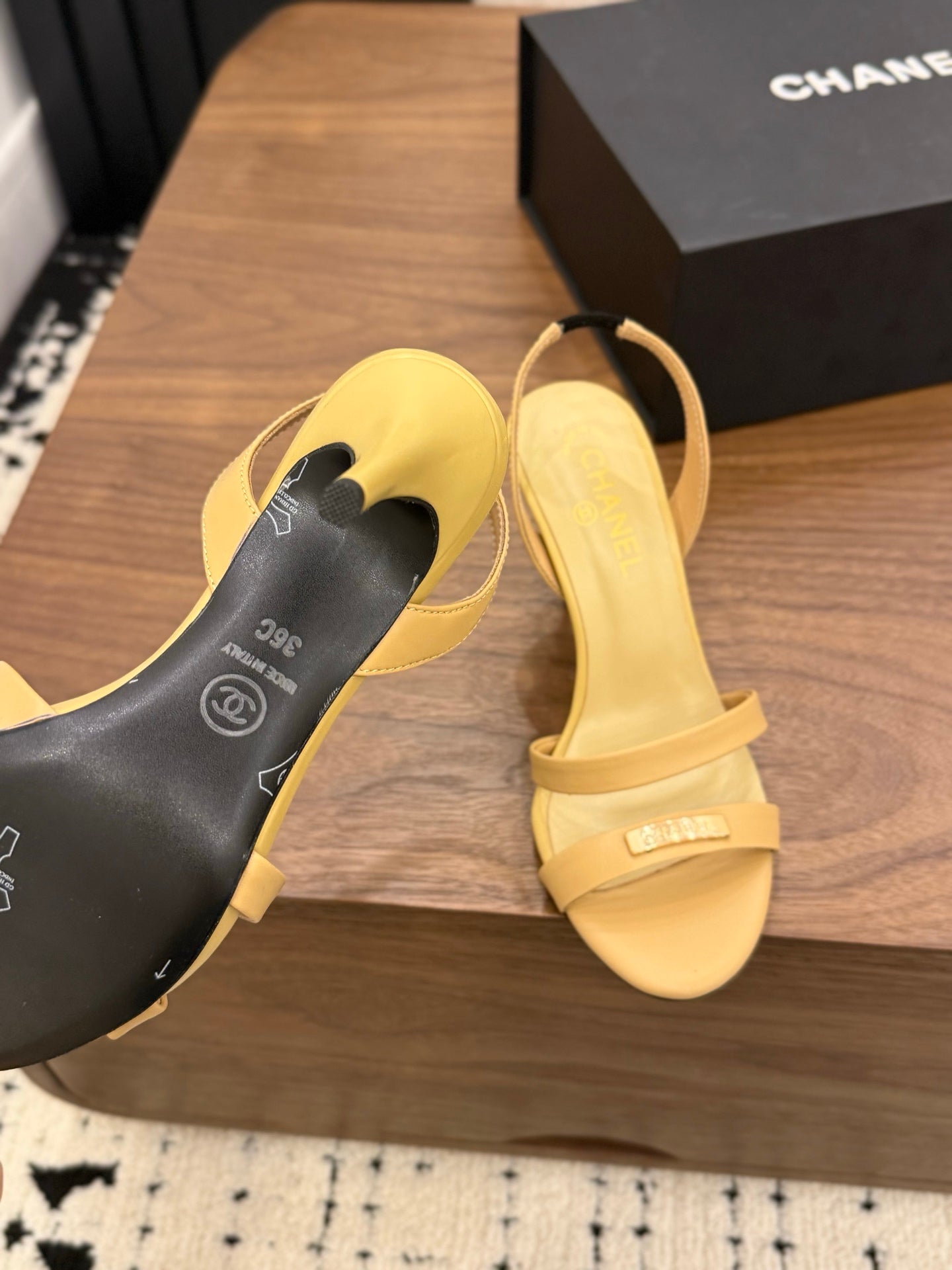 CC 26s Sandals 80 Beige Sheepskin 183529