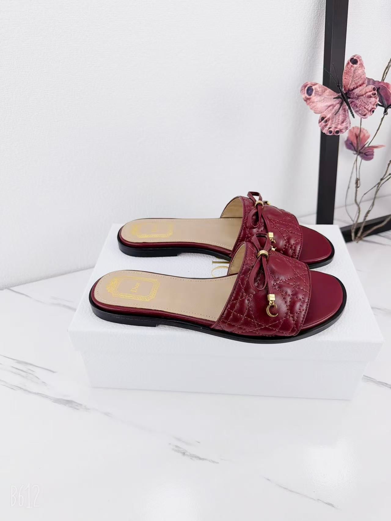 CD 26s Slippers Burgundy Beige Cowhide 681590