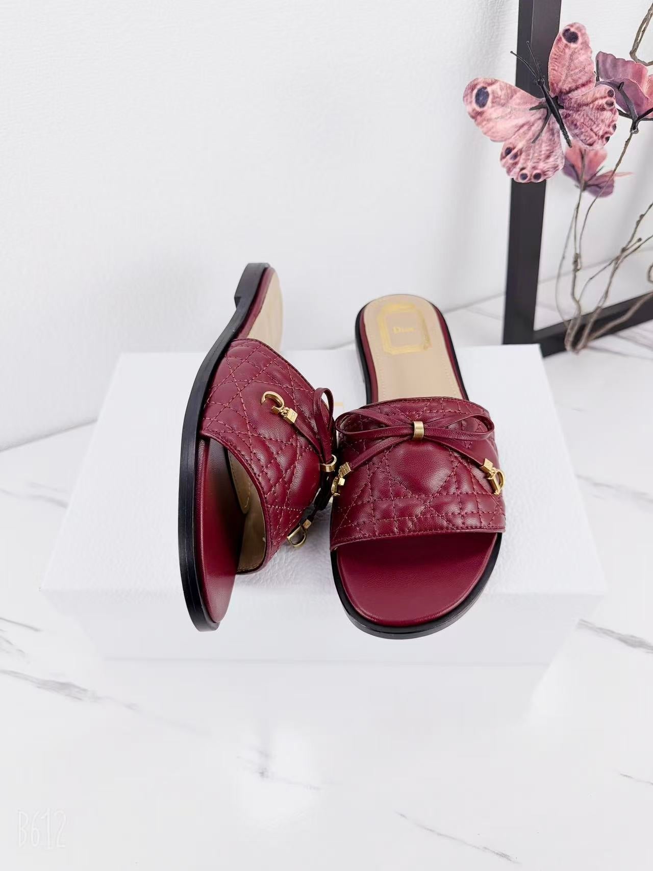 CD 26s Slippers Burgundy Beige Cowhide 681590