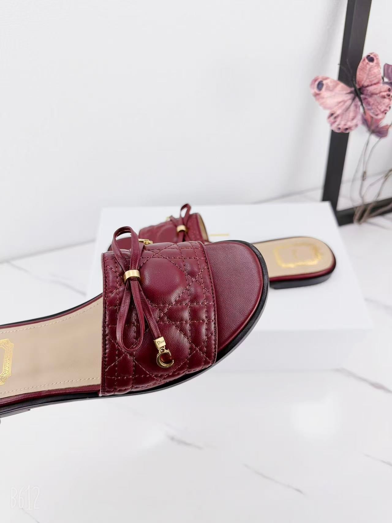 CD 26s Slippers Burgundy Beige Cowhide 681590