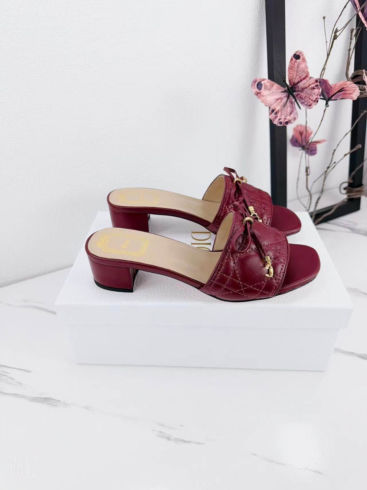 CD 26s Slippers Burgundy Beige Cowhide 681590