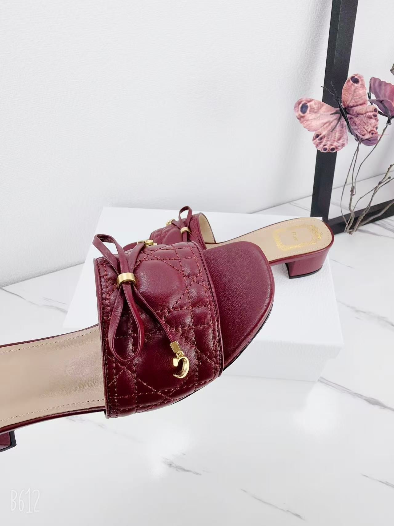 CD 26s Slippers Burgundy Beige Cowhide 681590