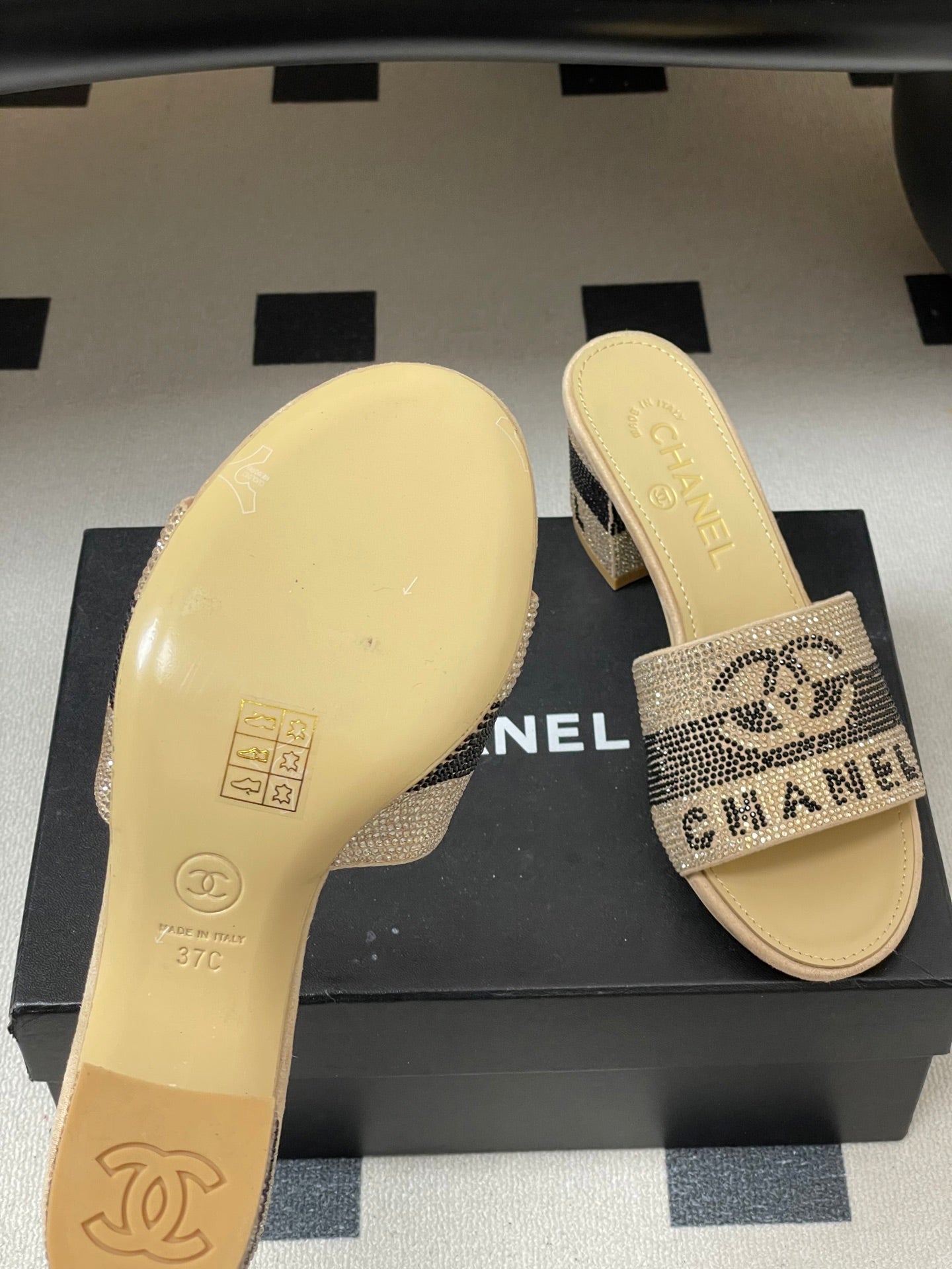 CC 26s  Sandals 70 Beige Sheepskin Rhinestones 649511