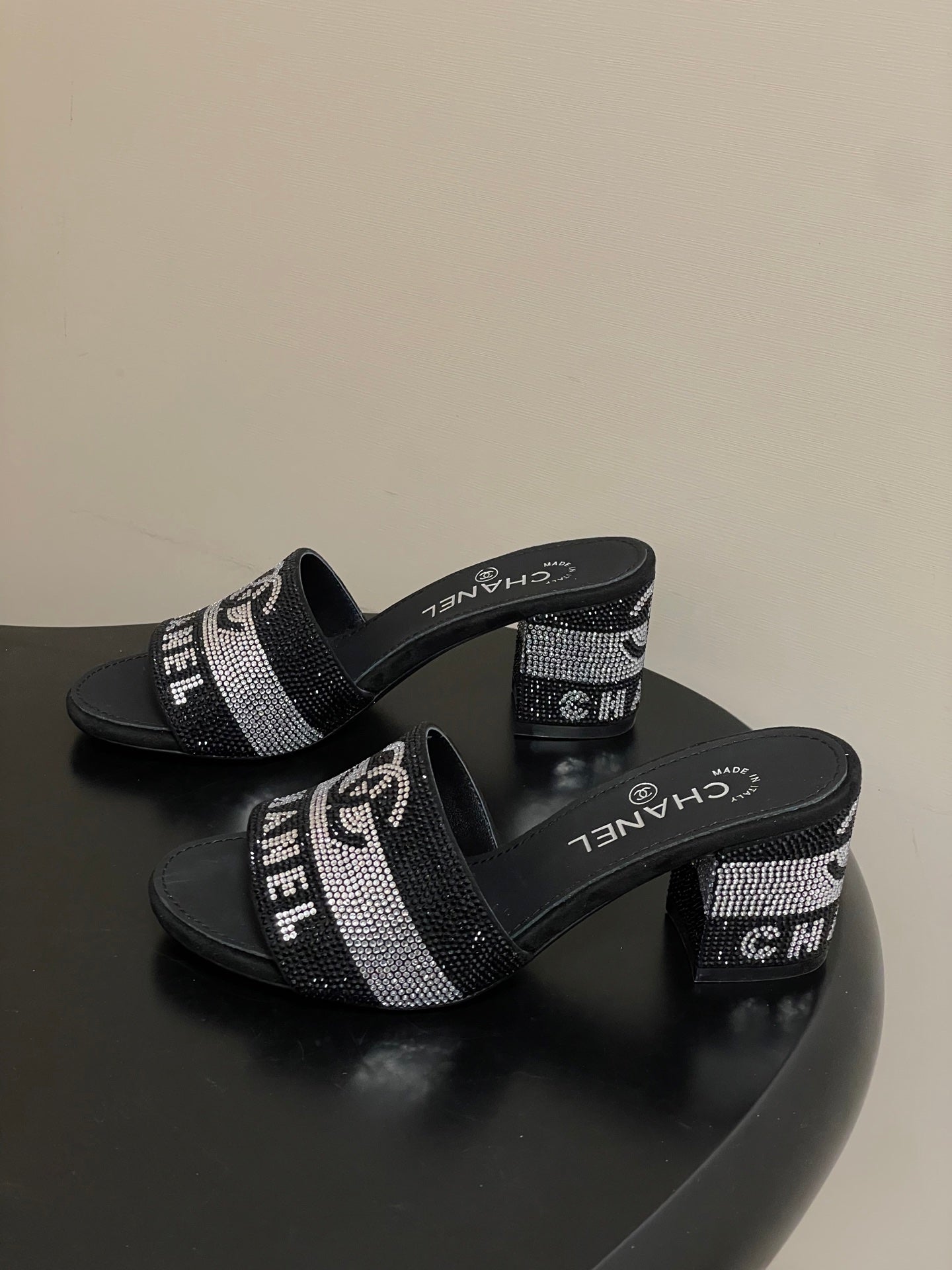 CC 26s  Sandals 70 Black Sheepskin Rhinestones 649513