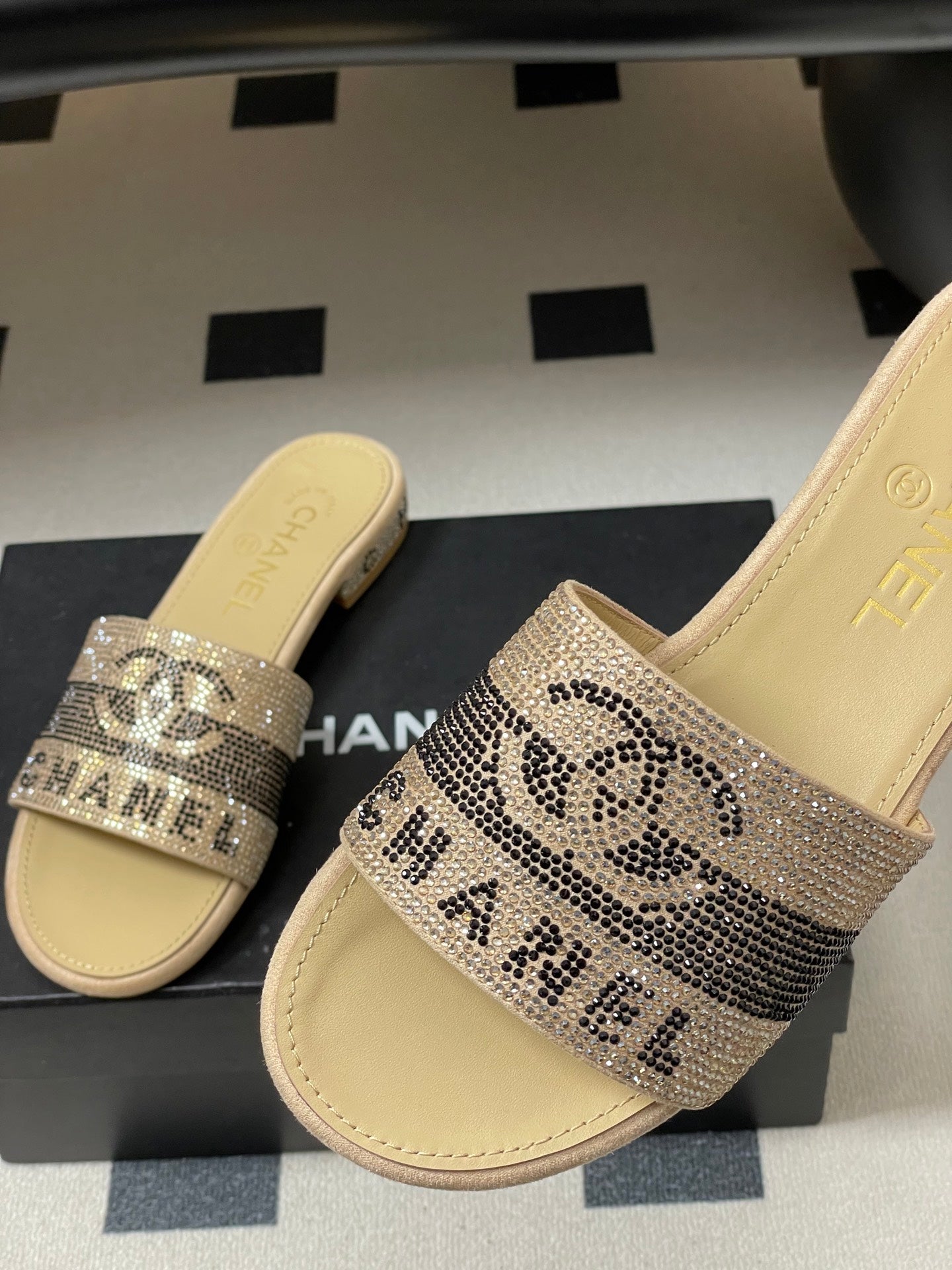 CC 26s Flat Sandals Beige Sheepskin Rhinestones 649514