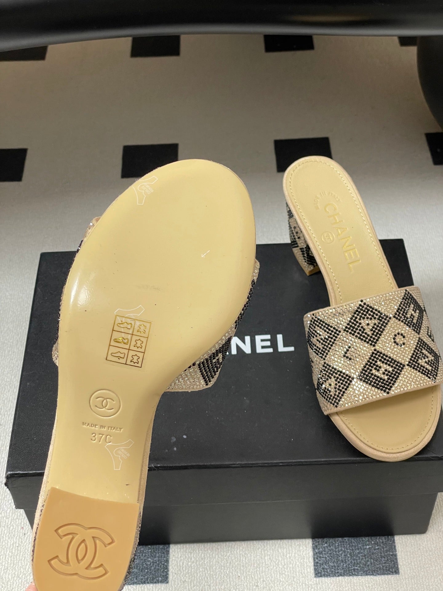 CC 26s Sandals 70 Beige Sheepskin Rhinestones 649517