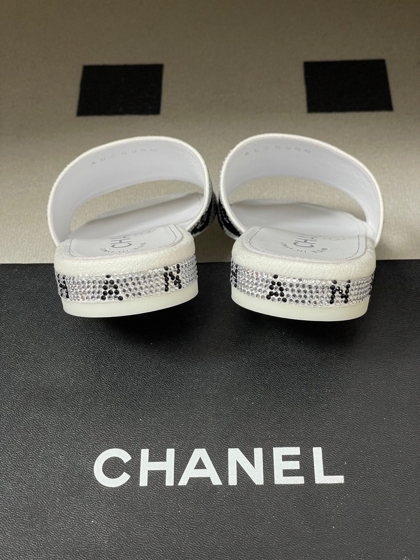 CC 26s Flat Sandals White Sheepskin Rhinestones 649521