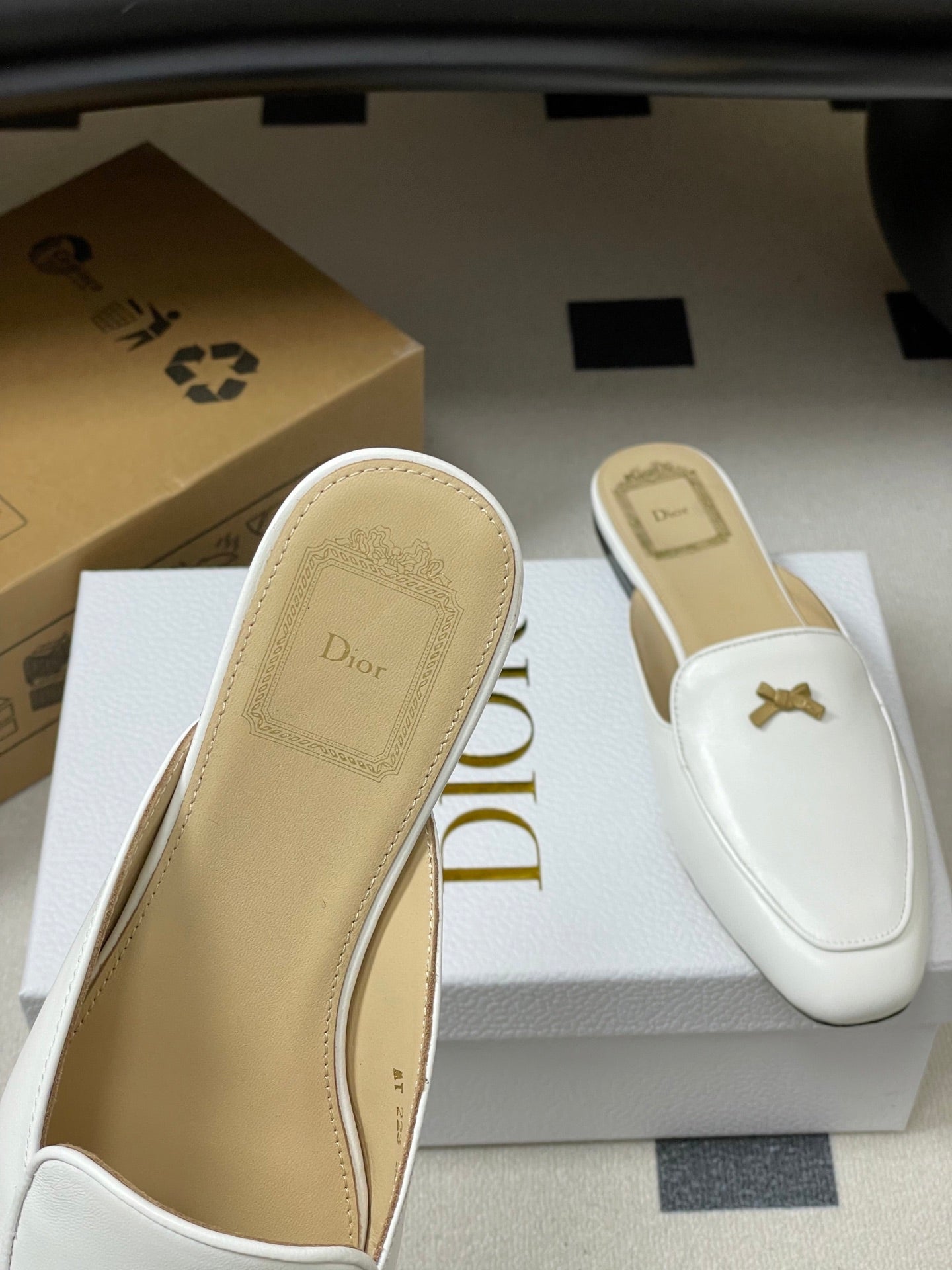 CD 26 Bow Mules White Beige Cowhide 632596