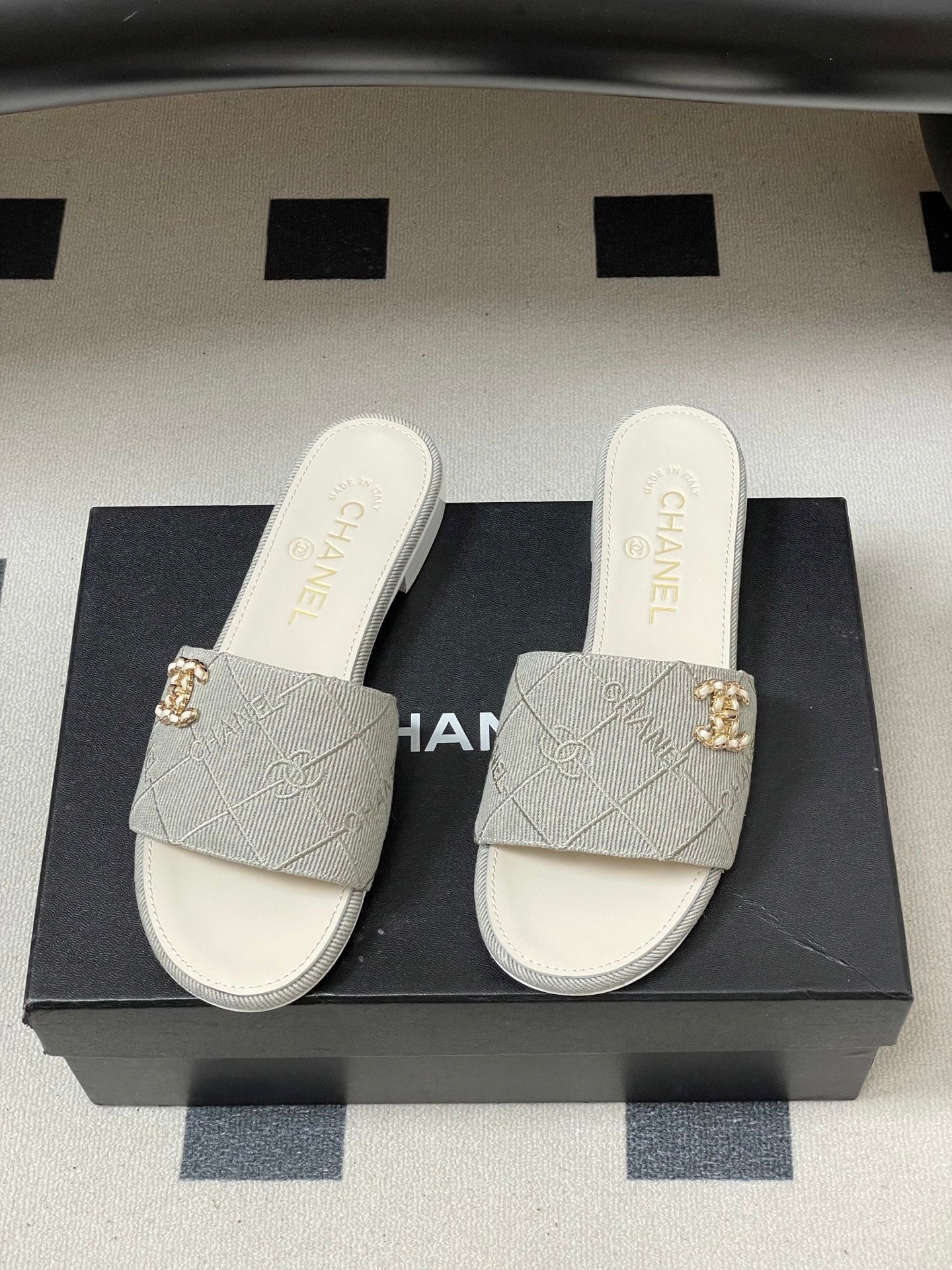 CC 26s Flat Sandals White Gray Canvas Sheepskin Double C 649507