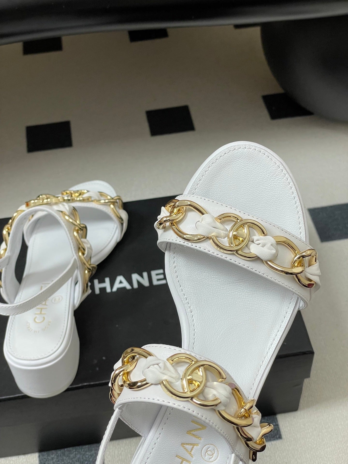 CC 26s Buckle Chain Sandals 55 White Sheepskin 649473