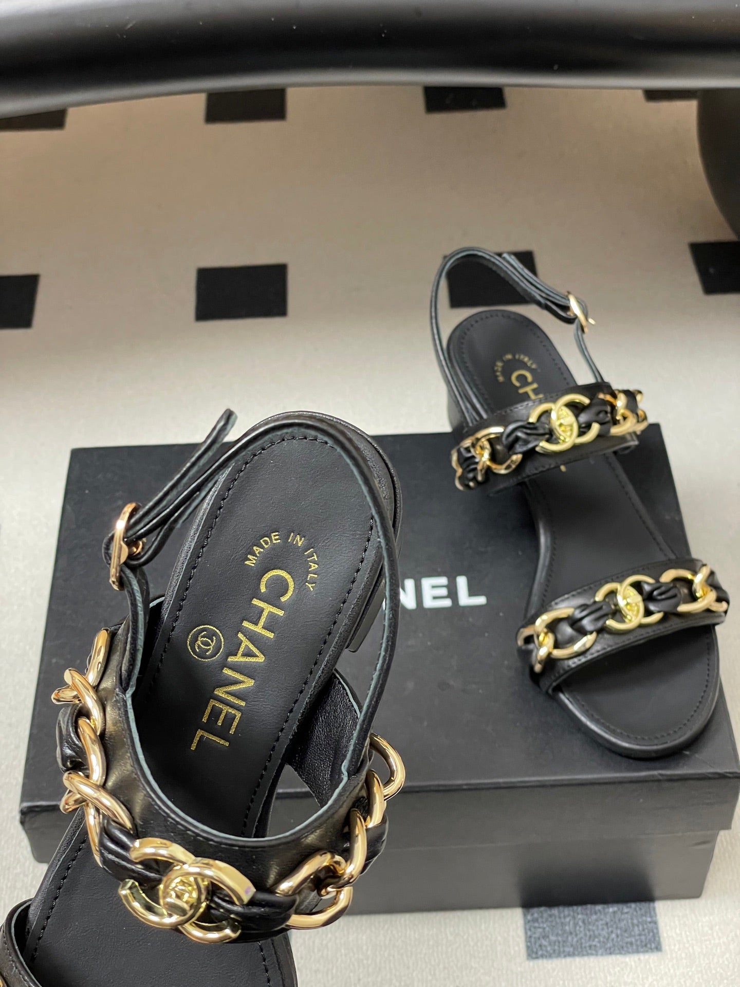 CC 26s Buckle Chain Sandals 55 Black Sheepskin 649474
