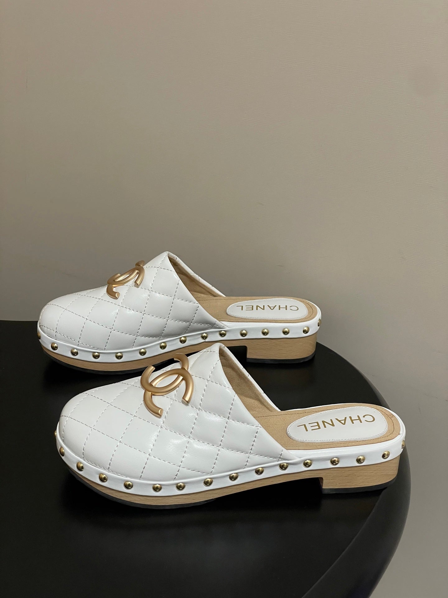 CC 26s Flat Mule White Beige Cowhide 649403