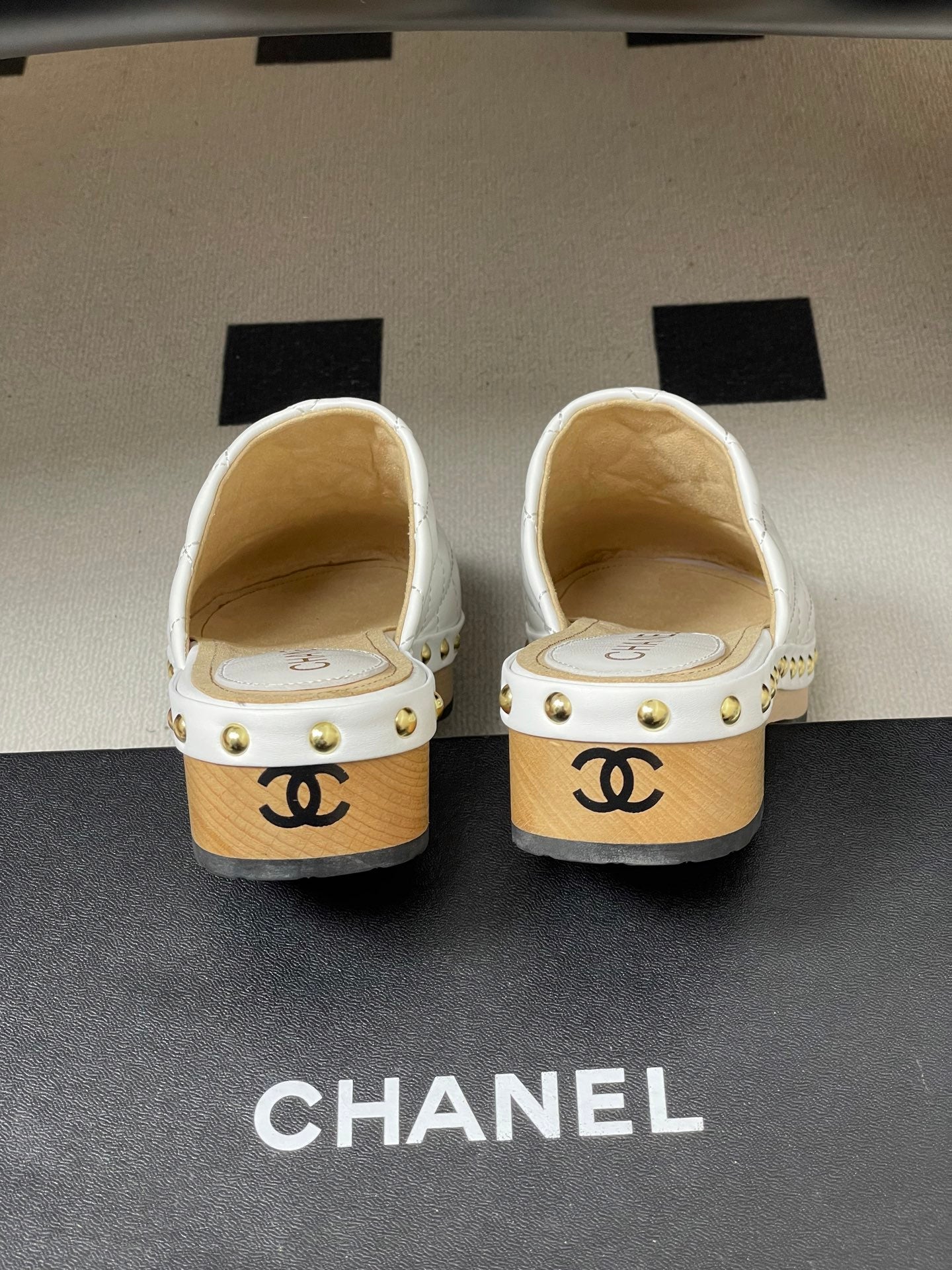 CC 26s Flat Mule White Beige Cowhide 649403